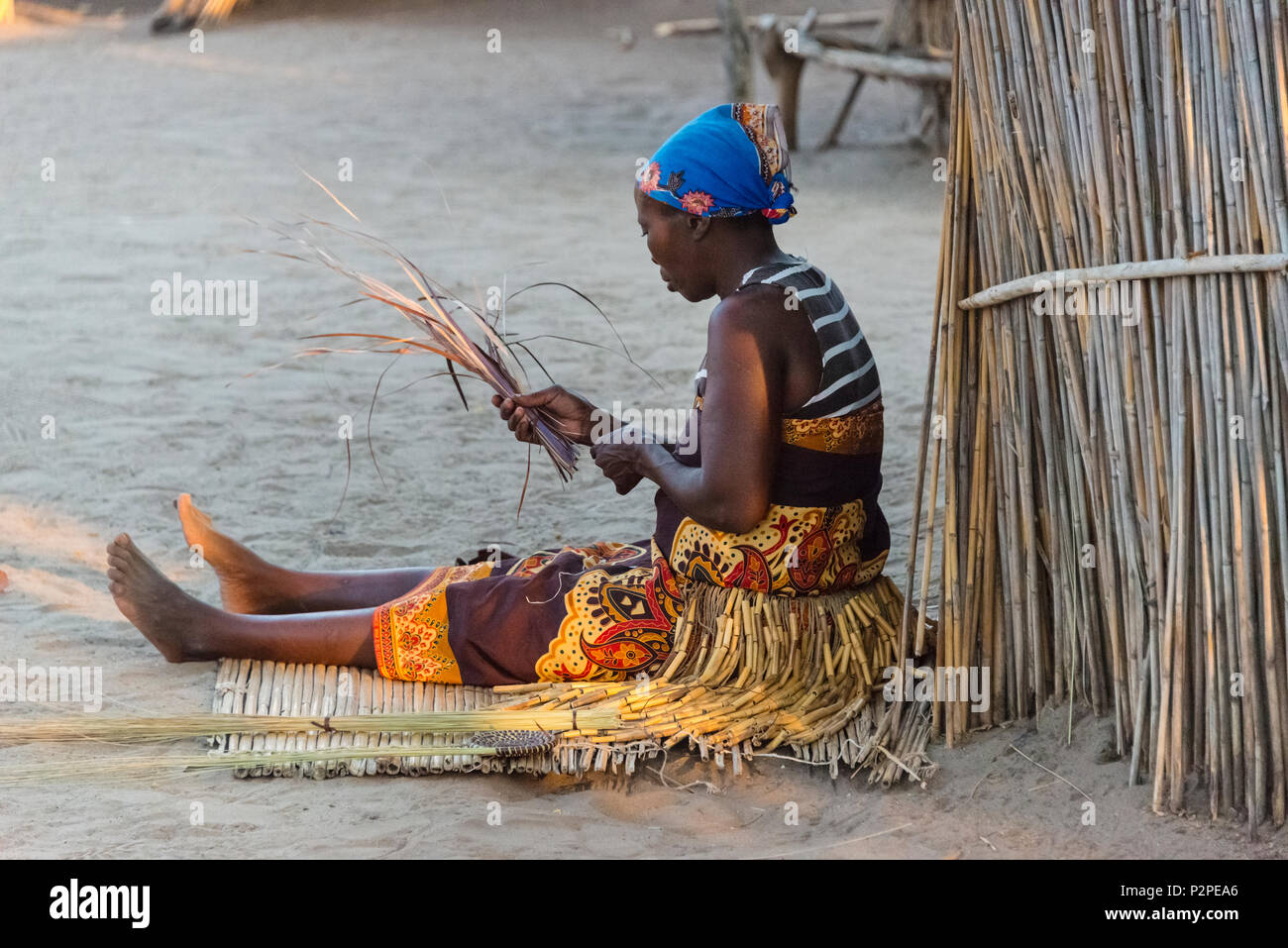 Mbukushu Kwando, femme de la tribu, village traditionnel de la région du Zambèze, Namibie Banque D'Images