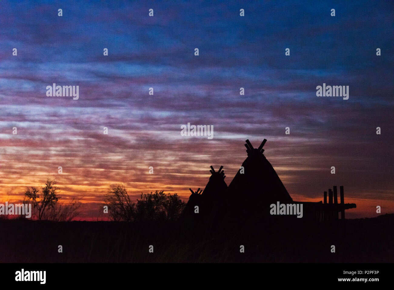 Huttes africaines au coucher du soleil, Kgalagadi Transfrontier Park, Afrique du Sud Banque D'Images