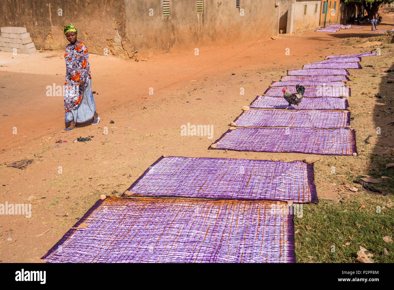 Le Burkina Faso, région Hauts-Bassins, Bobo-Dioulasso, la vieille ville, en plein air de séchage Tissu indigo Banque D'Images