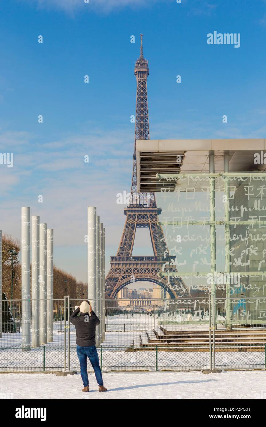 France, Paris, région classée au Patrimoine Mondial de l'UNESCO, le Champs de Mars, le mur pour la paix par l'artiste Clara Halter et l'architecte Jean Michel Wilmotte et la Tour Eiffel, de neige le 07/02/2018 Banque D'Images