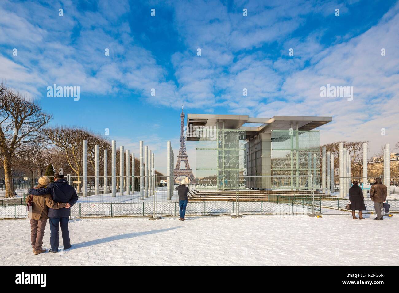 France, Paris, région classée au Patrimoine Mondial de l'UNESCO, le Champs de Mars, le mur pour la paix par l'artiste Clara Halter et l'architecte Jean Michel Wilmotte et la Tour Eiffel, de neige le 07/02/2018 Banque D'Images