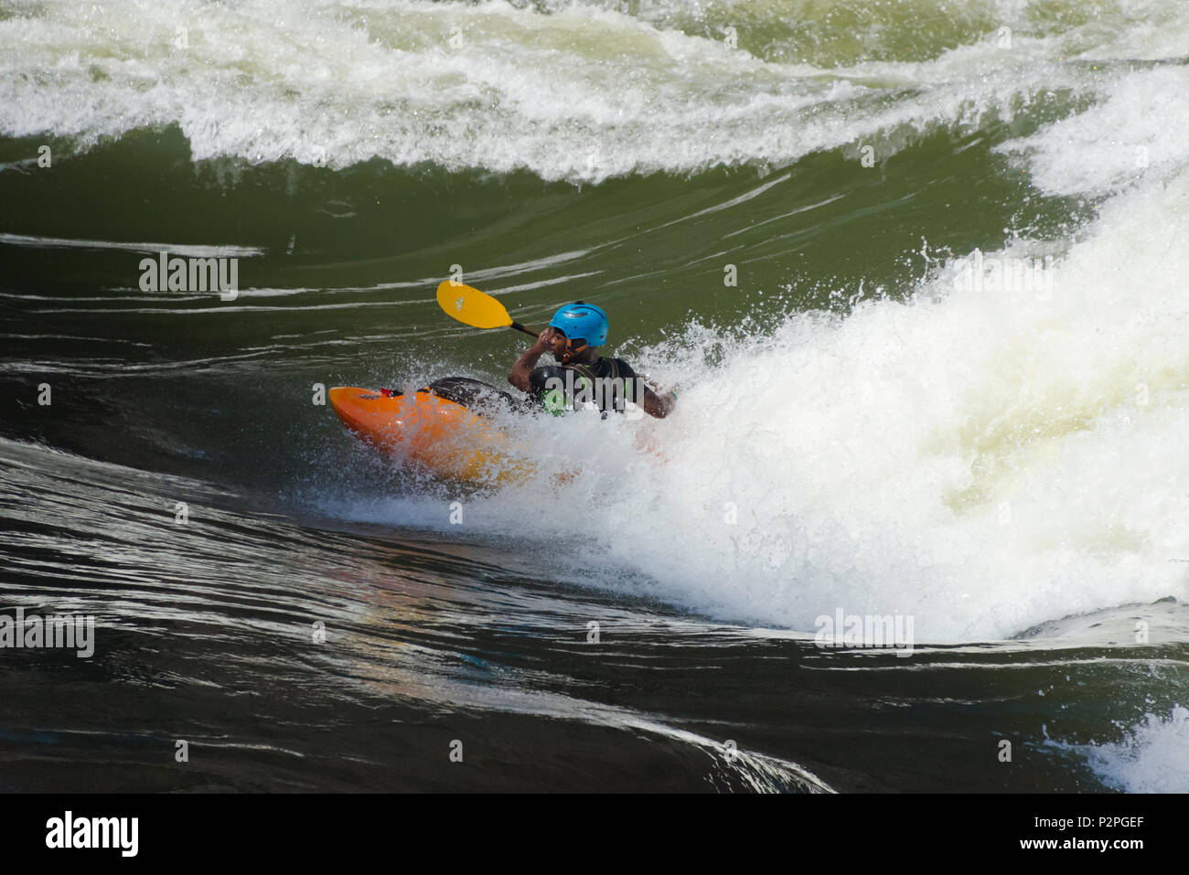 L'eau blanche tourisme kayak au bas de Victoria Falls au Zimbabwe Banque D'Images