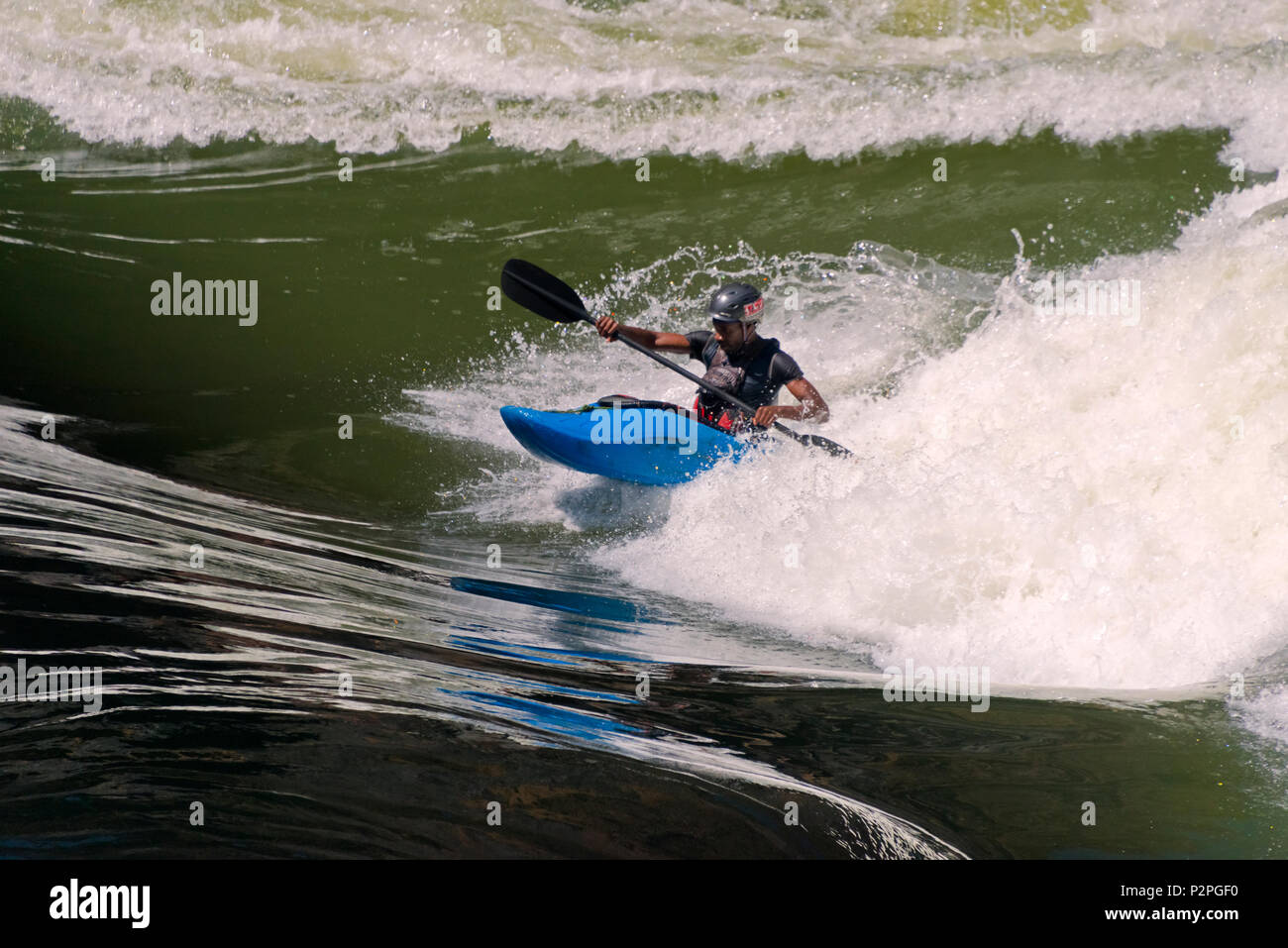 L'eau blanche tourisme kayak au bas de Victoria Falls au Zimbabwe Banque D'Images