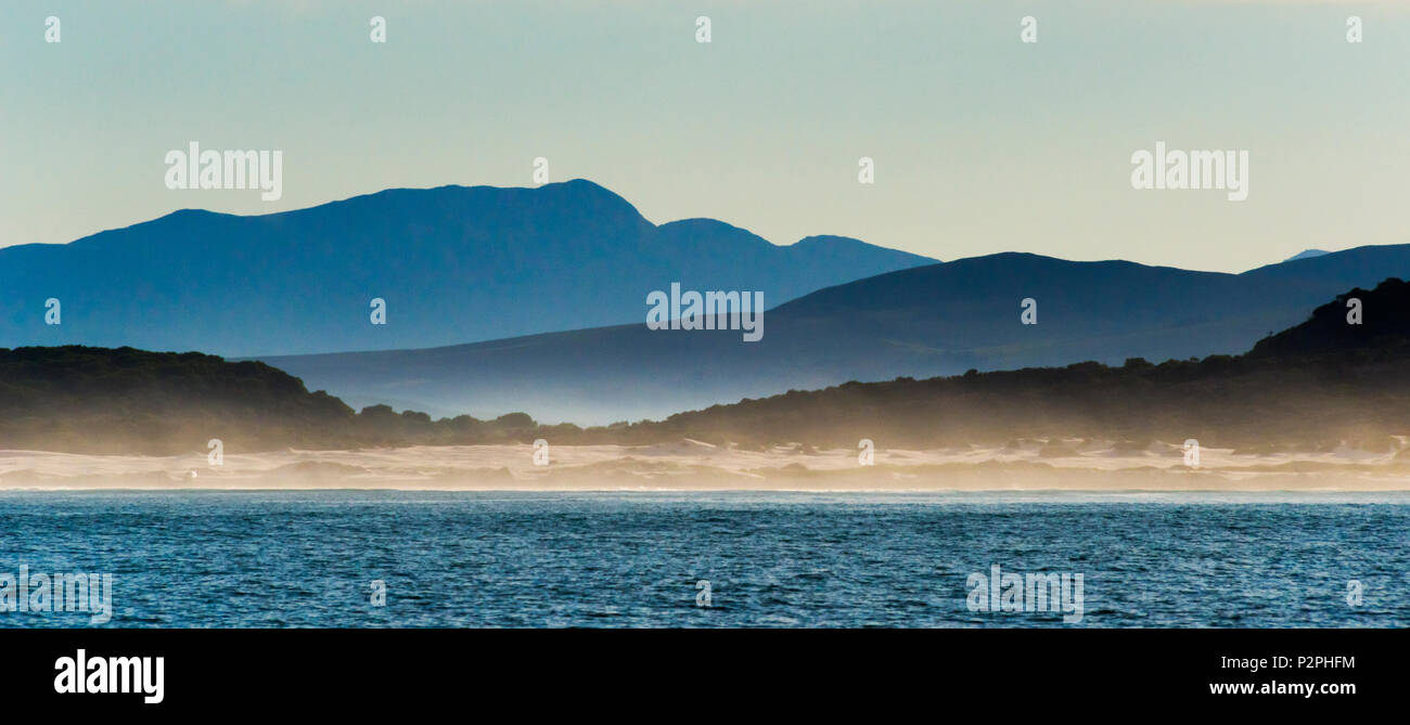 Dans l'océan Van Dyks Bay au lever du soleil, Province de Western Cape, Afrique du Sud Banque D'Images