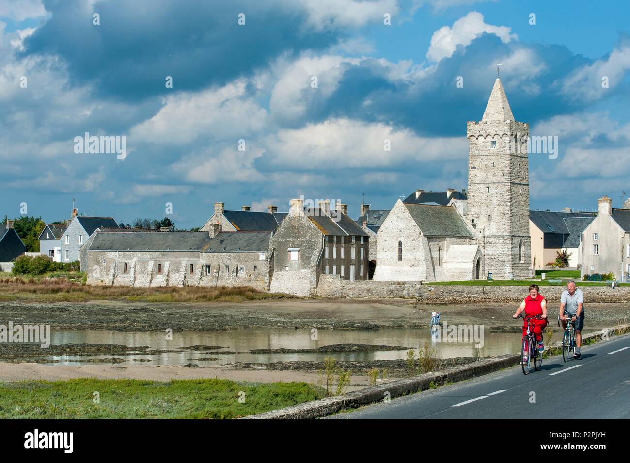 France, Manche, Cotentin, Portbail, Notre Dame l'église avec clocher fortifié et le pont de 13 arches de 1873 Banque D'Images