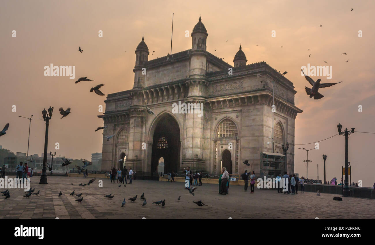 MUMBAI, INDE - Le 14 janvier 2017 - personnes non identifiées à pied et les pigeons voler autour de la porte de l'Inde Banque D'Images