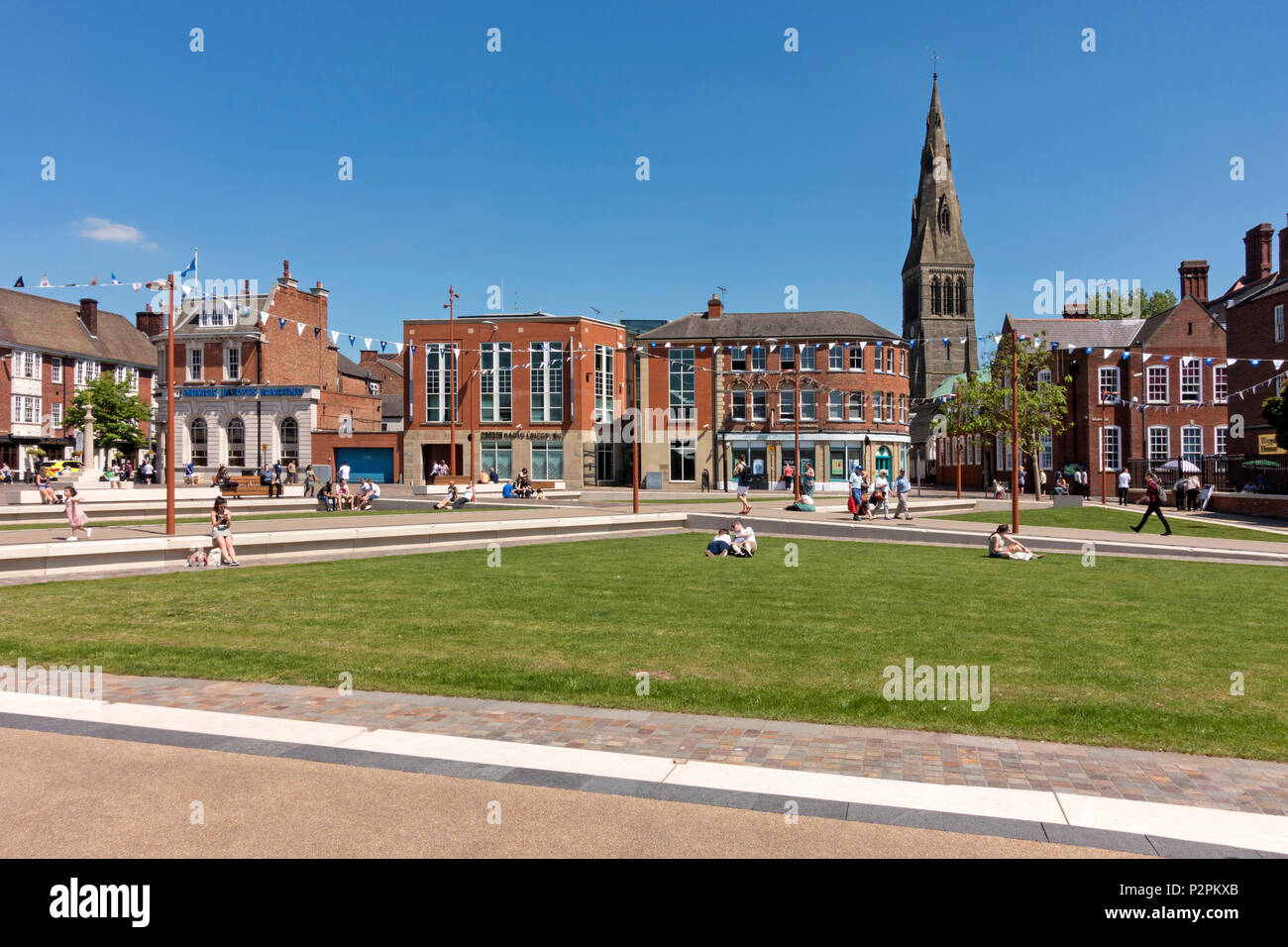 Une journée ensoleillée dans Jubilee Square, un espace vert dans le centre de Leicester City, England, UK Banque D'Images