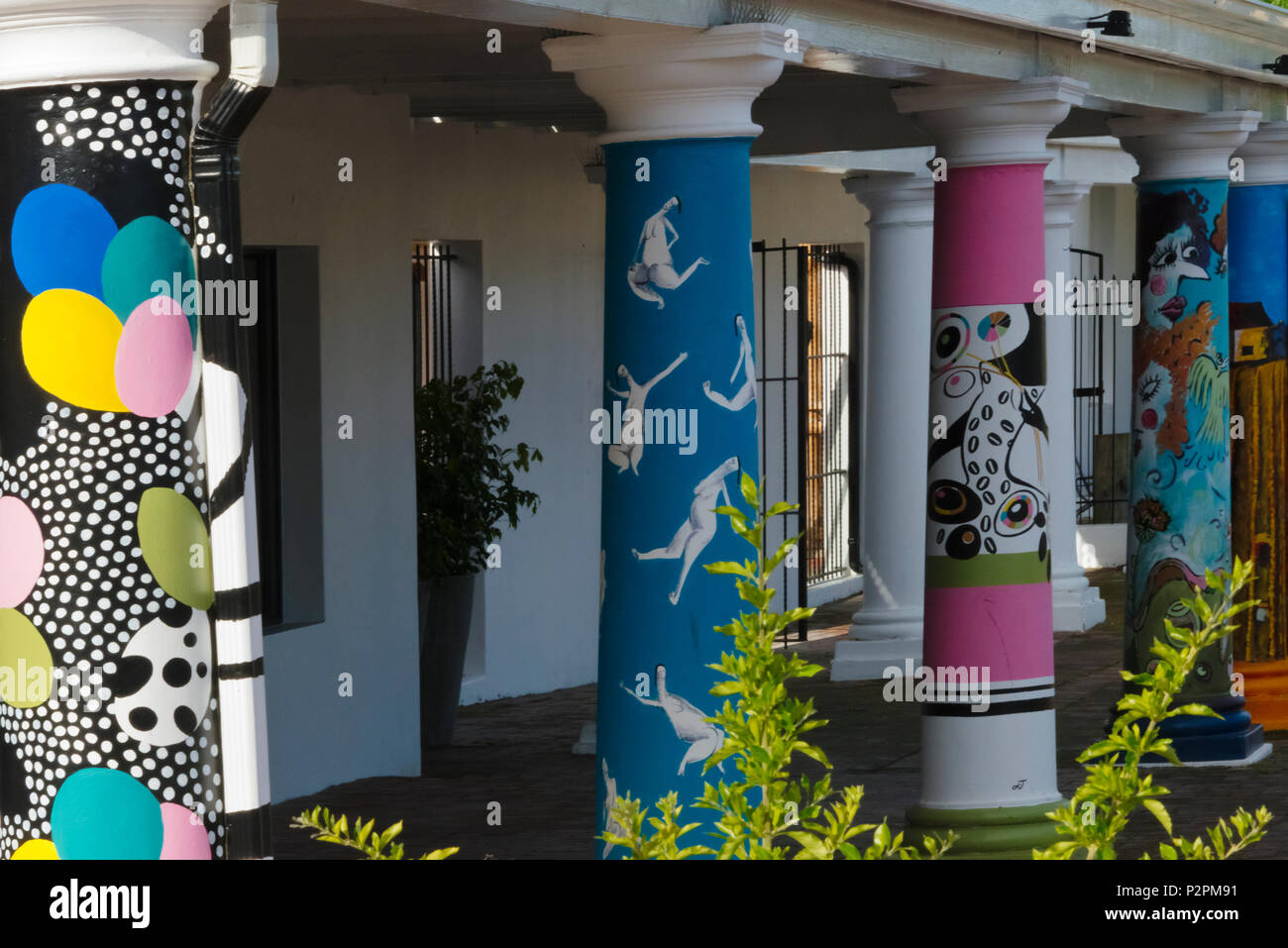 Les colonnes colorées peintes, Knysna, Province de Western Cape, Afrique du Sud Banque D'Images