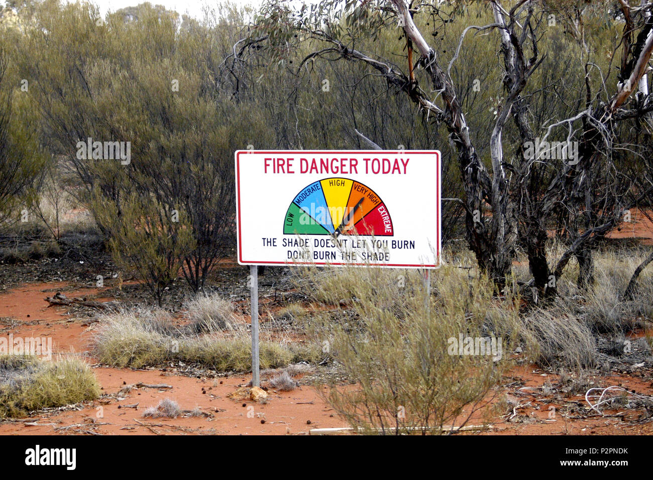 Panneau d'avertissement d'incendie, dans la région de l'outback de l'Australie Occidentale Banque D'Images