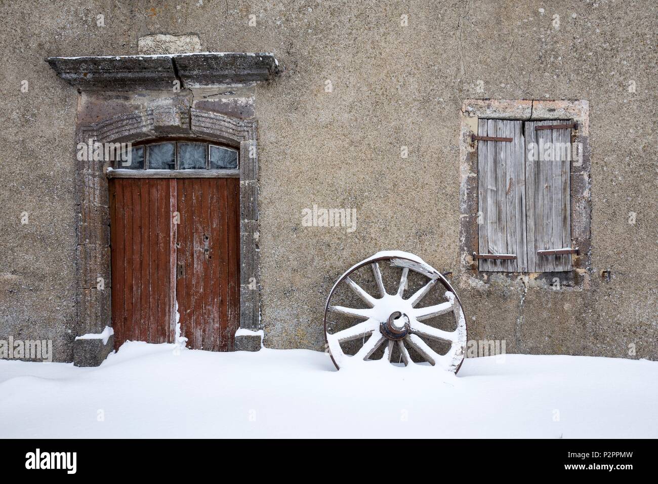 La France, l'Aveyron, l'Aubrac, Parc naturel régional de l'Aubrac, façade de maison, près de son
