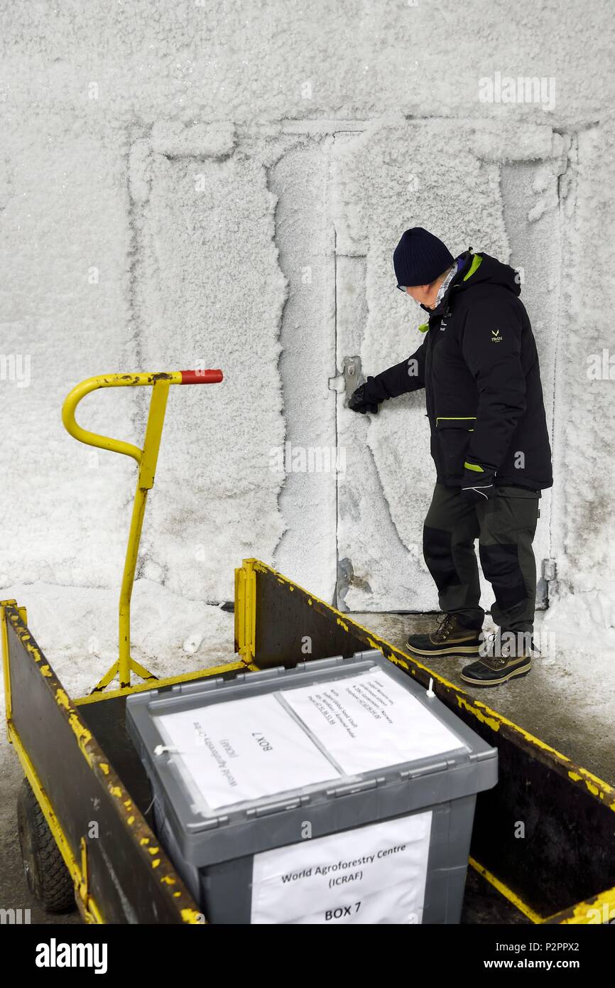La Norvège, Svalbard, Spitzberg, Longyearbyen, Svalbard Global Seed Vault (banque de semences), l'antichambre de la zones de stockage 3 creusé dans le roc et à une température constante de -4°C fourni par le pergélisol, porte d'accès à la salle de stockage artificiellement maintenu à -18°C Banque D'Images