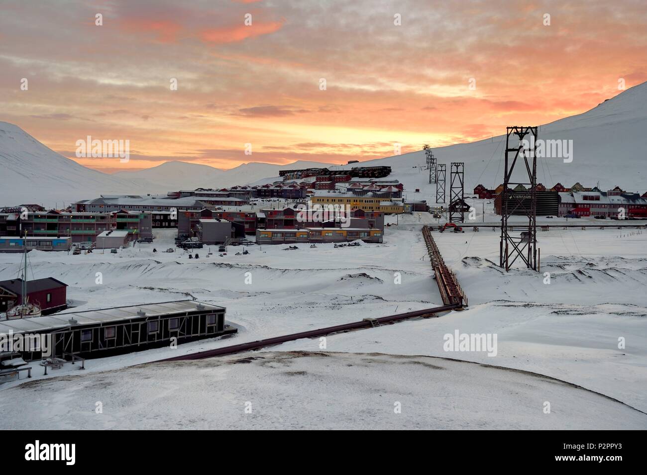 La Norvège, Svalbard, Spitzberg, Longyearbyen, le chauffage thermique des tuyaux qui traversent Longyearbyen au-dessus du sol en raison du pergélisol et ex-headframes transportant du charbon Banque D'Images