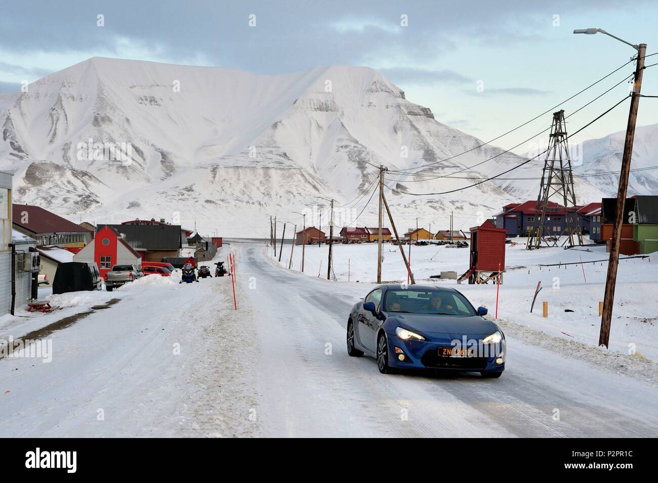 La Norvège, Svalbard, Spitzberg, Longyearbyen, voiture de sport sur un réseau routier de moins de 46 km Banque D'Images