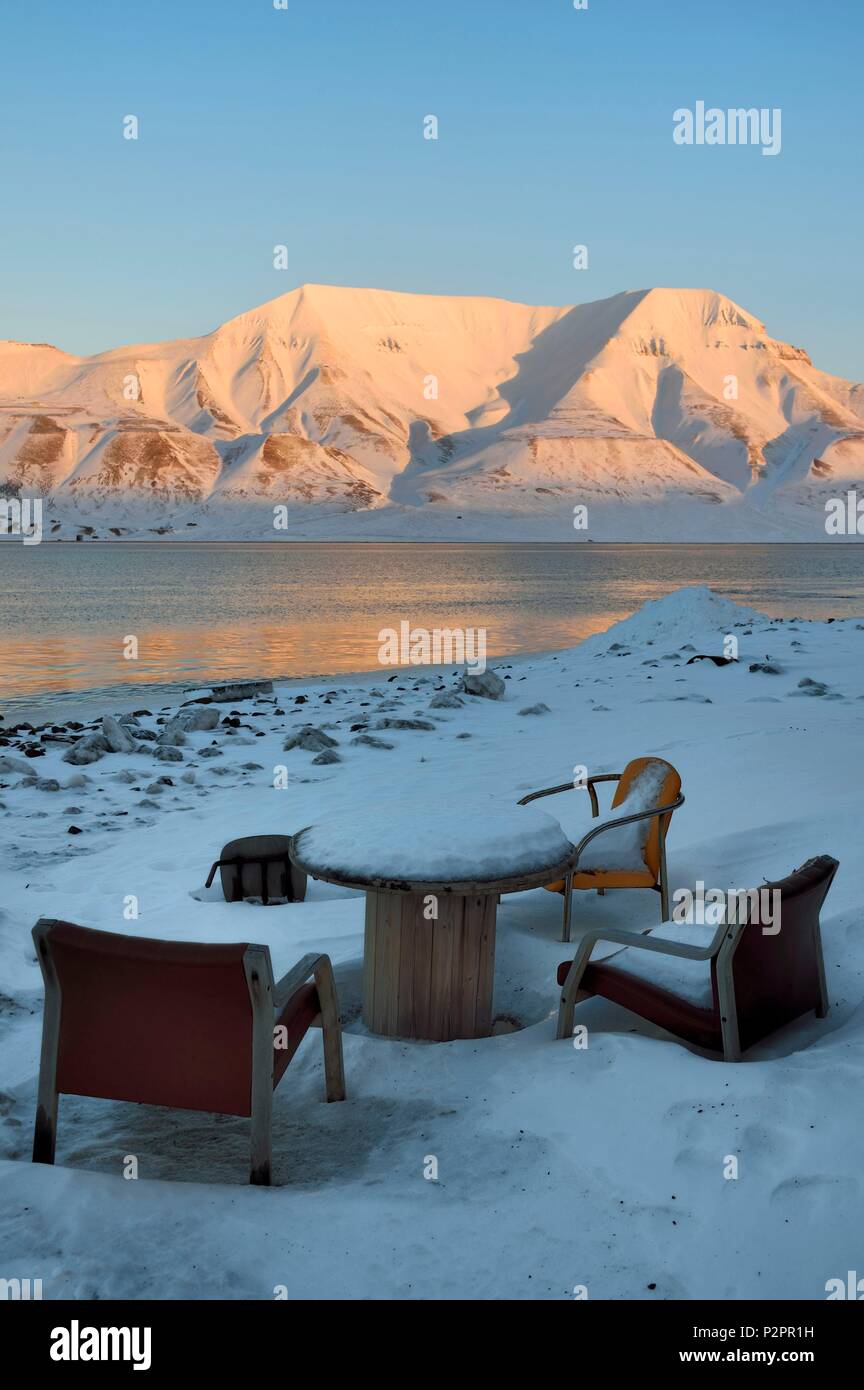 La Norvège, Svalbard, Spitzberg, Longyearbyen, une table avec vue sur le bord de l'Adventfjorden Banque D'Images
