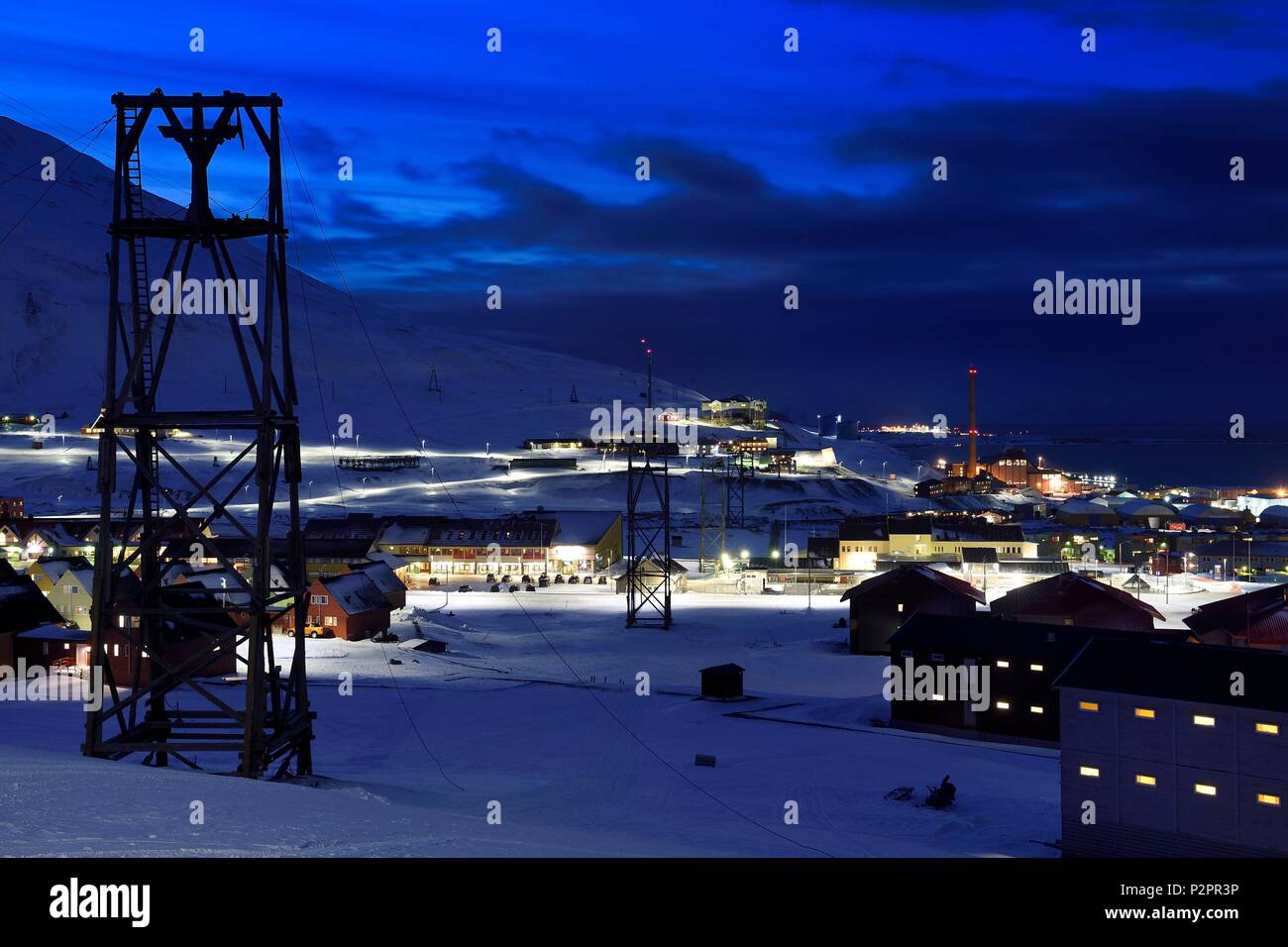 La Norvège, Svalbard, Spitzberg, Longyearbyen, ancien transportant du charbon et headframes abandonné bâtiment central bâtiment à câbles à l'arrière-plan Banque D'Images