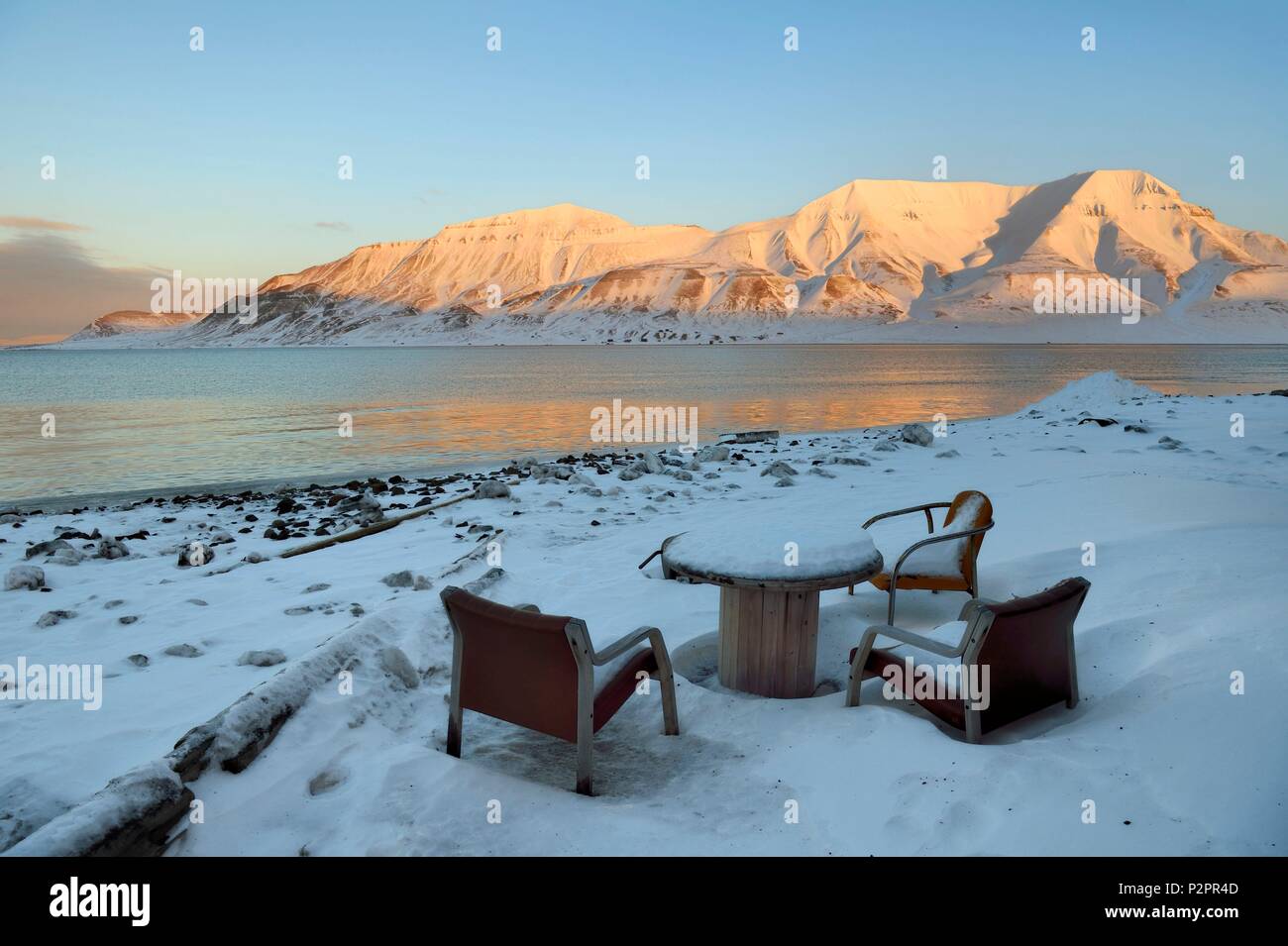 La Norvège, Svalbard, Spitzberg, Longyearbyen, une table avec vue sur le bord de l'Adventfjorden Banque D'Images