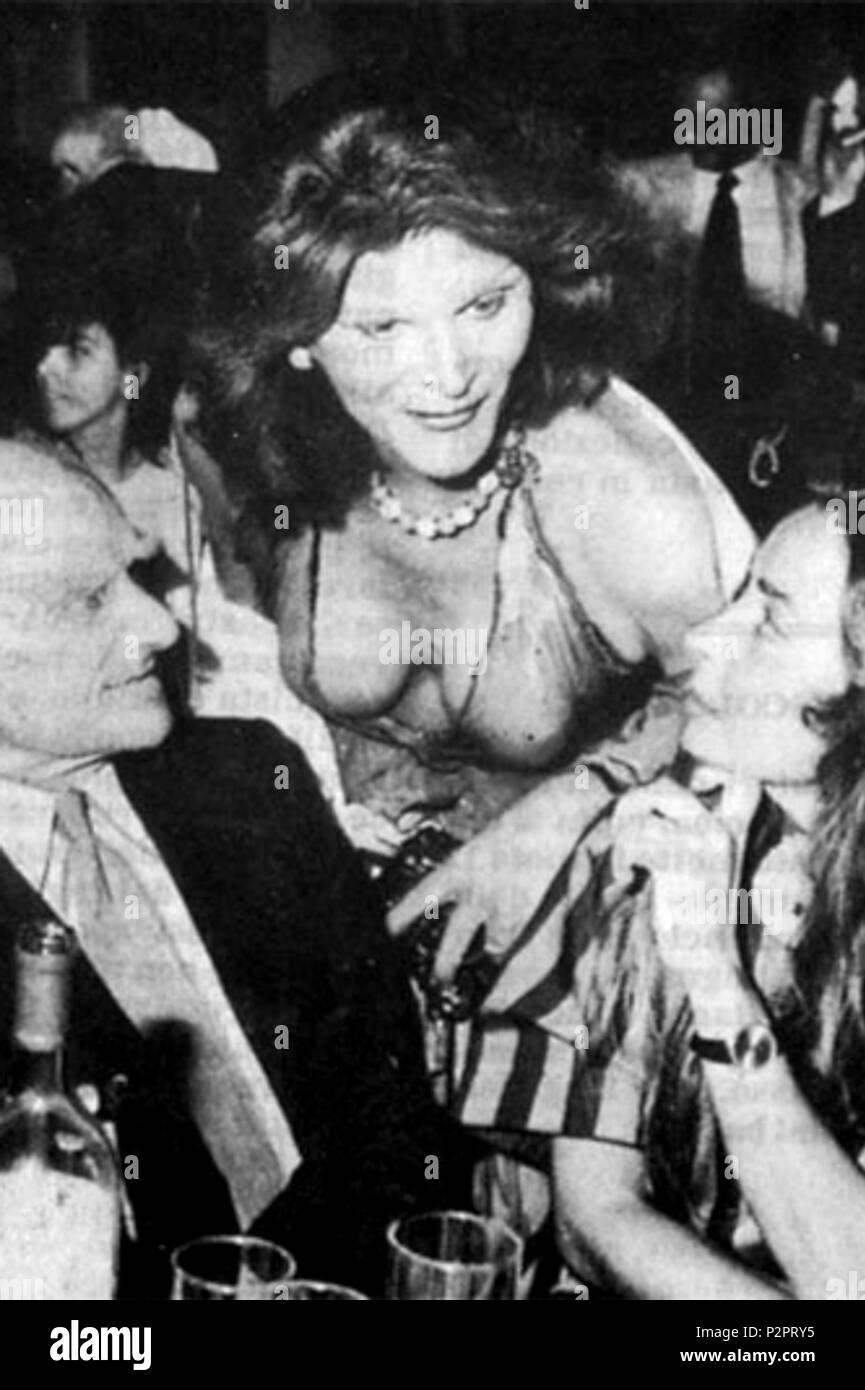 . Italiano : Giò Stajano con Alberto Moravia negli anni '70. 1970. Photographe inconnu 84 StajanoMoravia Banque D'Images