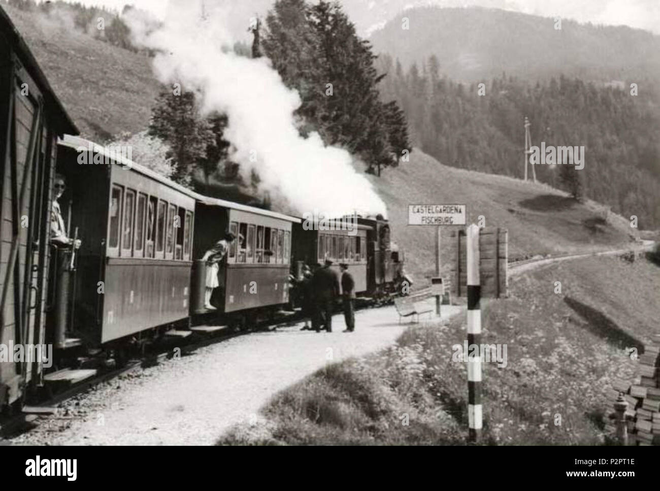. Italiano : La c:Stazione di Castel Gardena lungo la c:Ferrovia della Val Gardena . avant 1962. Inconnu 85 Stazione ferroviaria Castel Gardena Banque D'Images