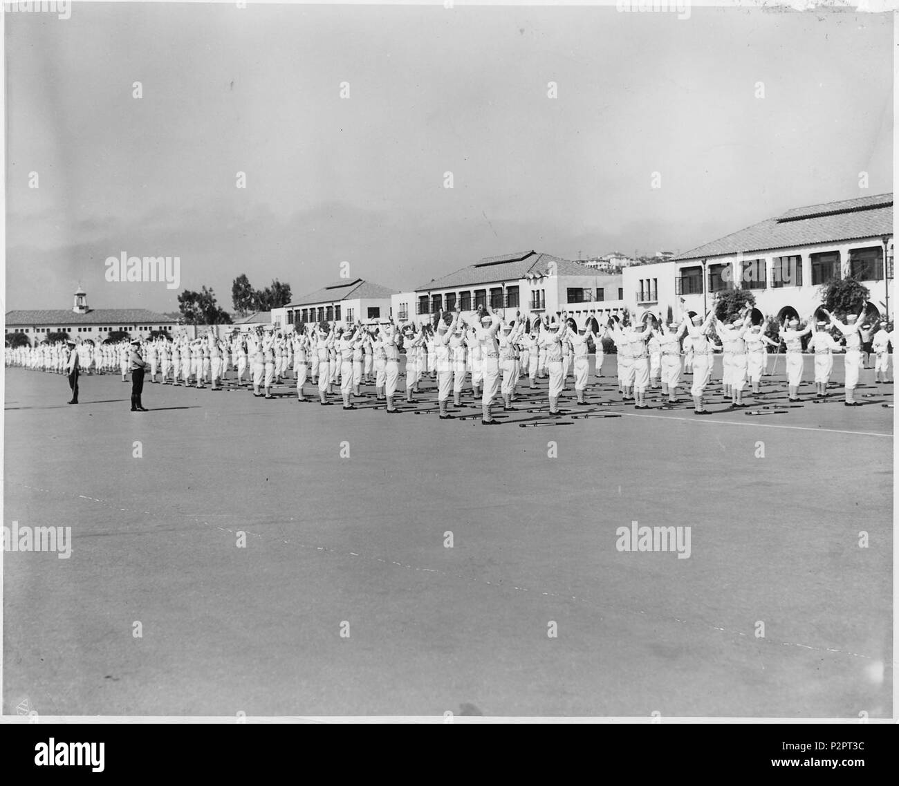 (Recrues faisant des exercices physiques sur le champ de parade, Naval Training Center, San Diego, Californie) - Banque D'Images