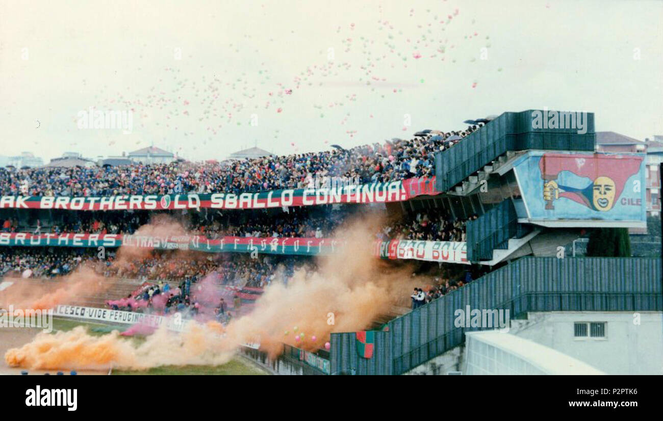 . Italiano : Lo stadio Libero Liberati di Terni dans occasione del derby umbro tra Ternana e Foligno (2-1) valevole per la 25ª giornata del Campionato Italiano di Serie C1 girone, 1983-1984 B. 18 mars 1984. Inconnu 86 Ternana-Foligno 1983-1984 Banque D'Images