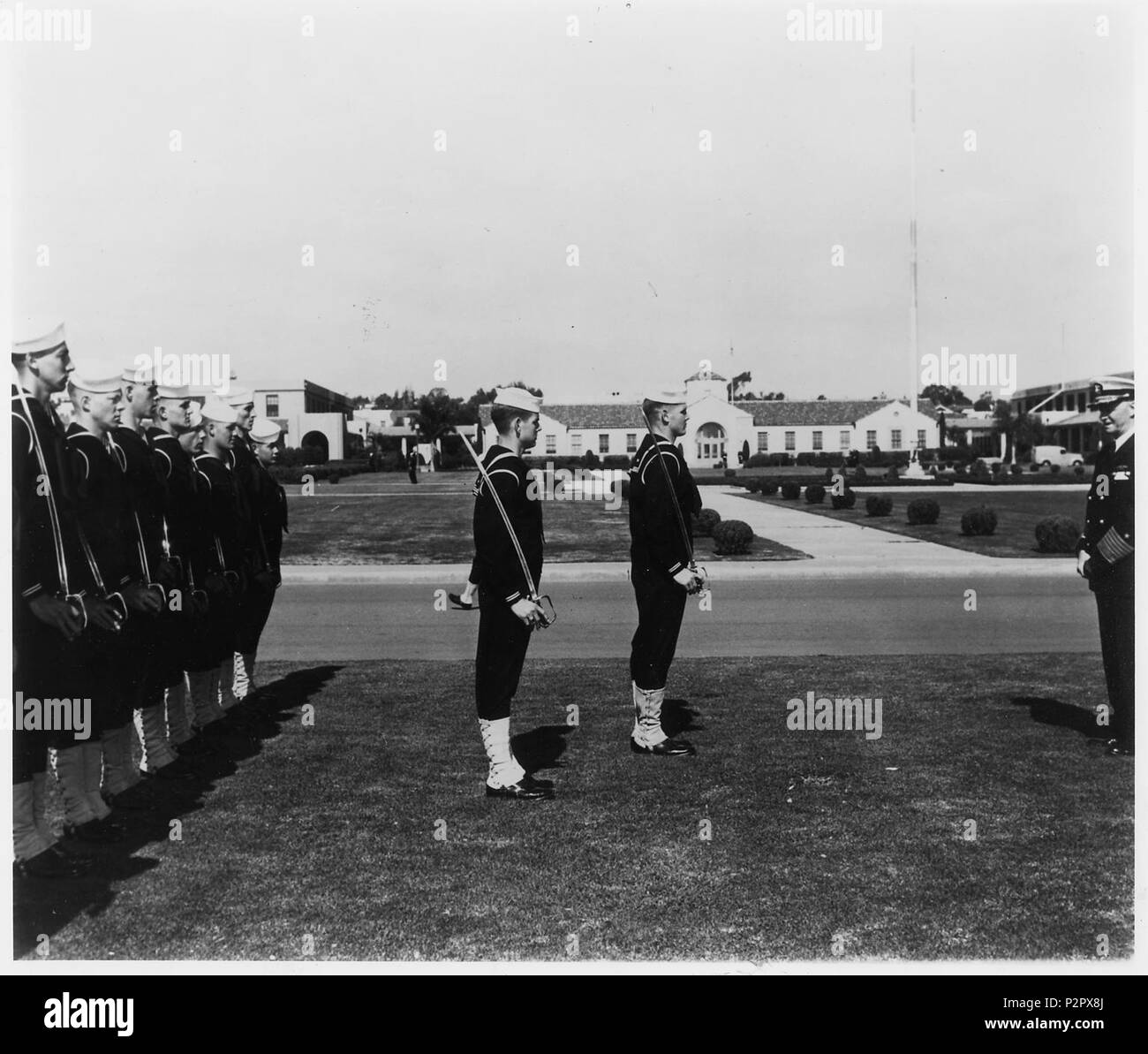 (Marins présentant des armes à leur commandant sur le champ de parade à la Naval Training Center, San Diego... - Banque D'Images