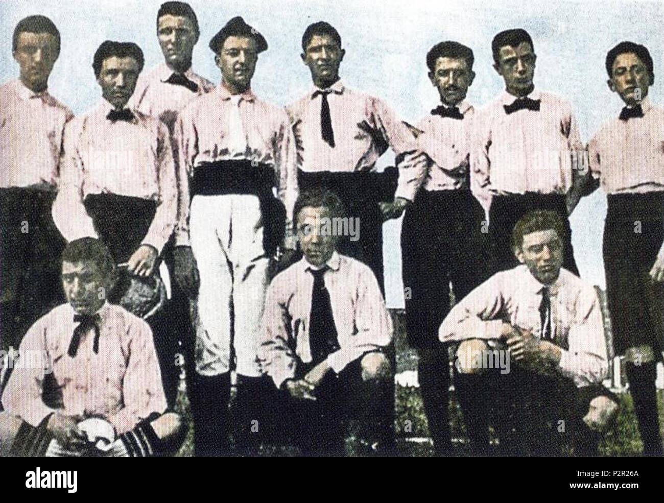 . Italiano : I fondatori-arts dello Sport-Club Juventus nella stagione 1897-1898, con camicia rosa e cravattino nero. Entre 1897 et 1898. Inconnu 84 Sport-Club Juventus 1897-1898 Banque D'Images