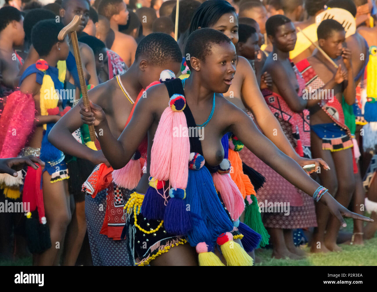 Défilé de filles swazi à Umhlanga (Reed Dance Festival), au Swaziland Banque D'Images