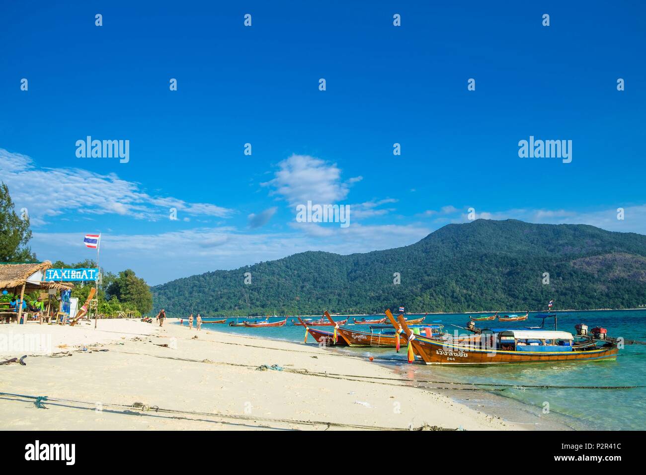 La Thaïlande, province de Phang Nga, Ko Lipe, Sunrise Beach, Ko Adang en arrière-plan Banque D'Images