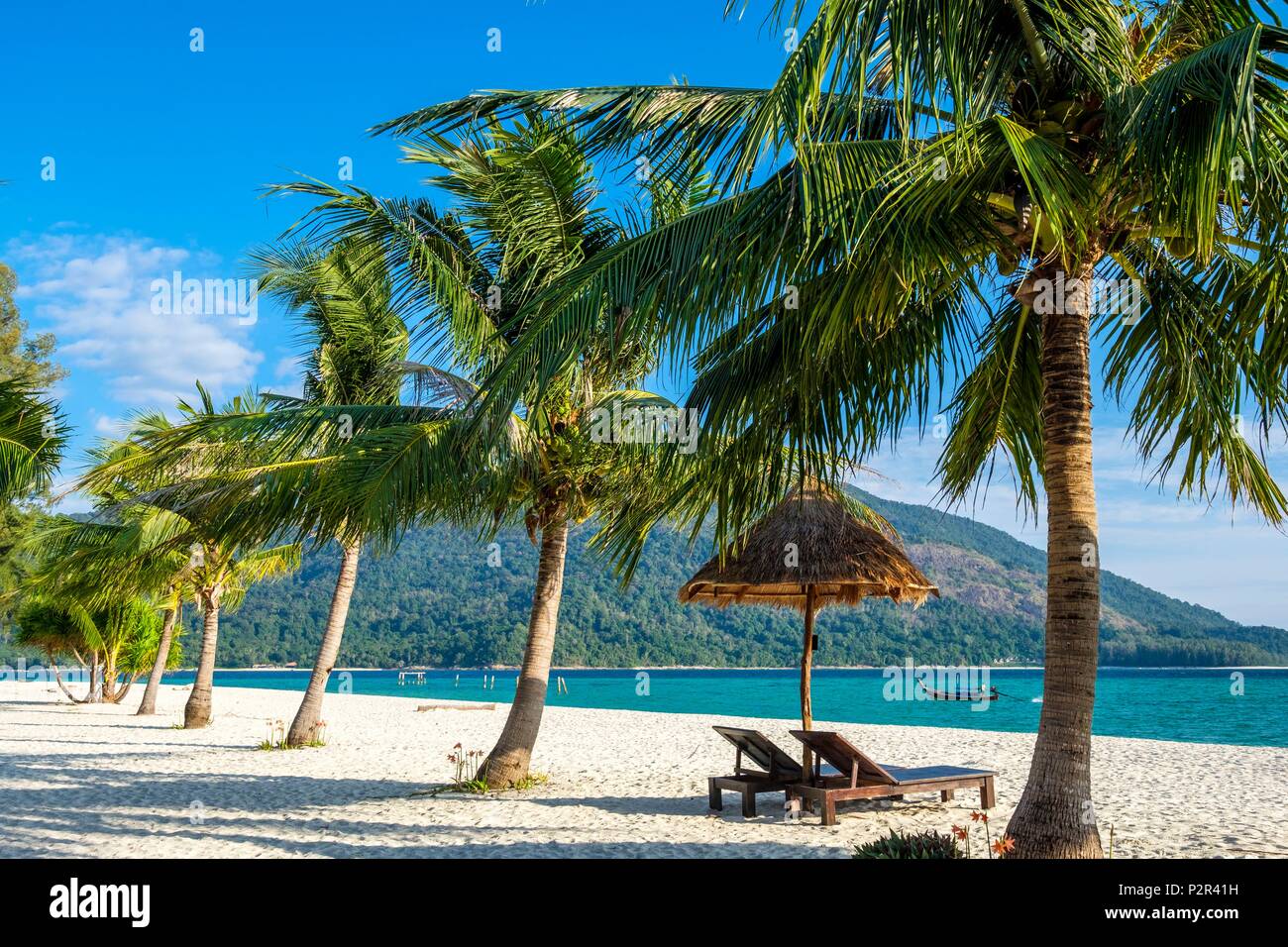 La Thaïlande, province de Phang Nga, Ko Lipe, Sunrise Beach, Ko Adang en arrière-plan Banque D'Images