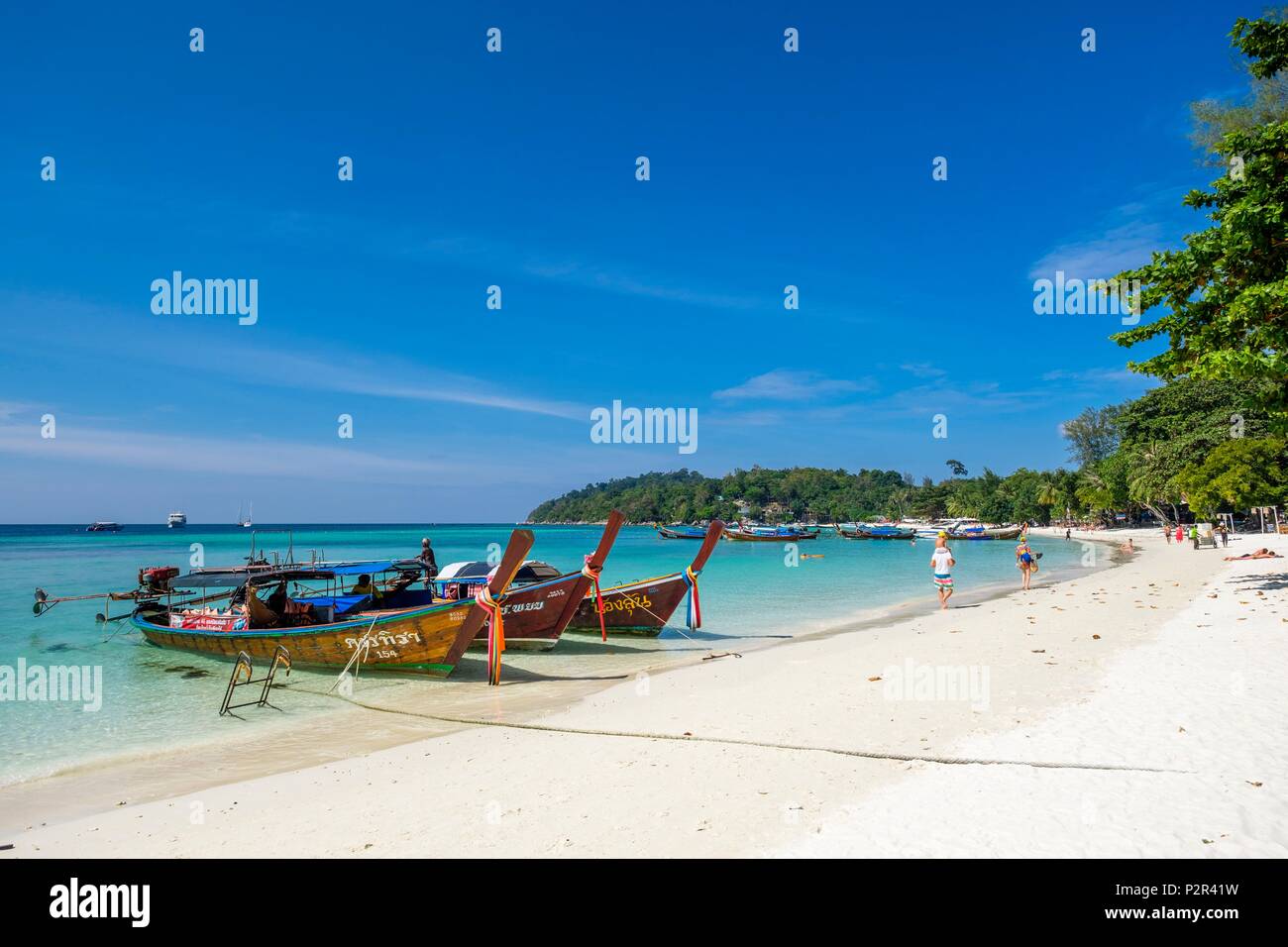 La Thaïlande, province de Phang Nga, Ko Lipe, plage de sable blanc de Pattaya, longue queue embarcations traditionnelles Banque D'Images