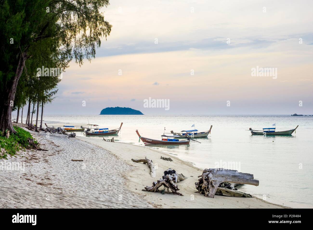 La Thaïlande, province de Phang Nga, Parc national marin de Tarutao, Ko Adang, longue queue traditionnels bateaux sur la plage de Laem Son Banque D'Images