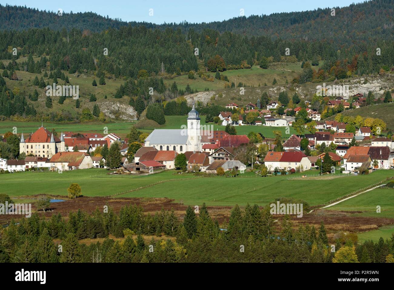 France, Doubs, Mouthe, belvédère au-dessus de la source du Doubs, la tourbière Mouthat, le village, propre salle, église, forêt de haute Joux Banque D'Images