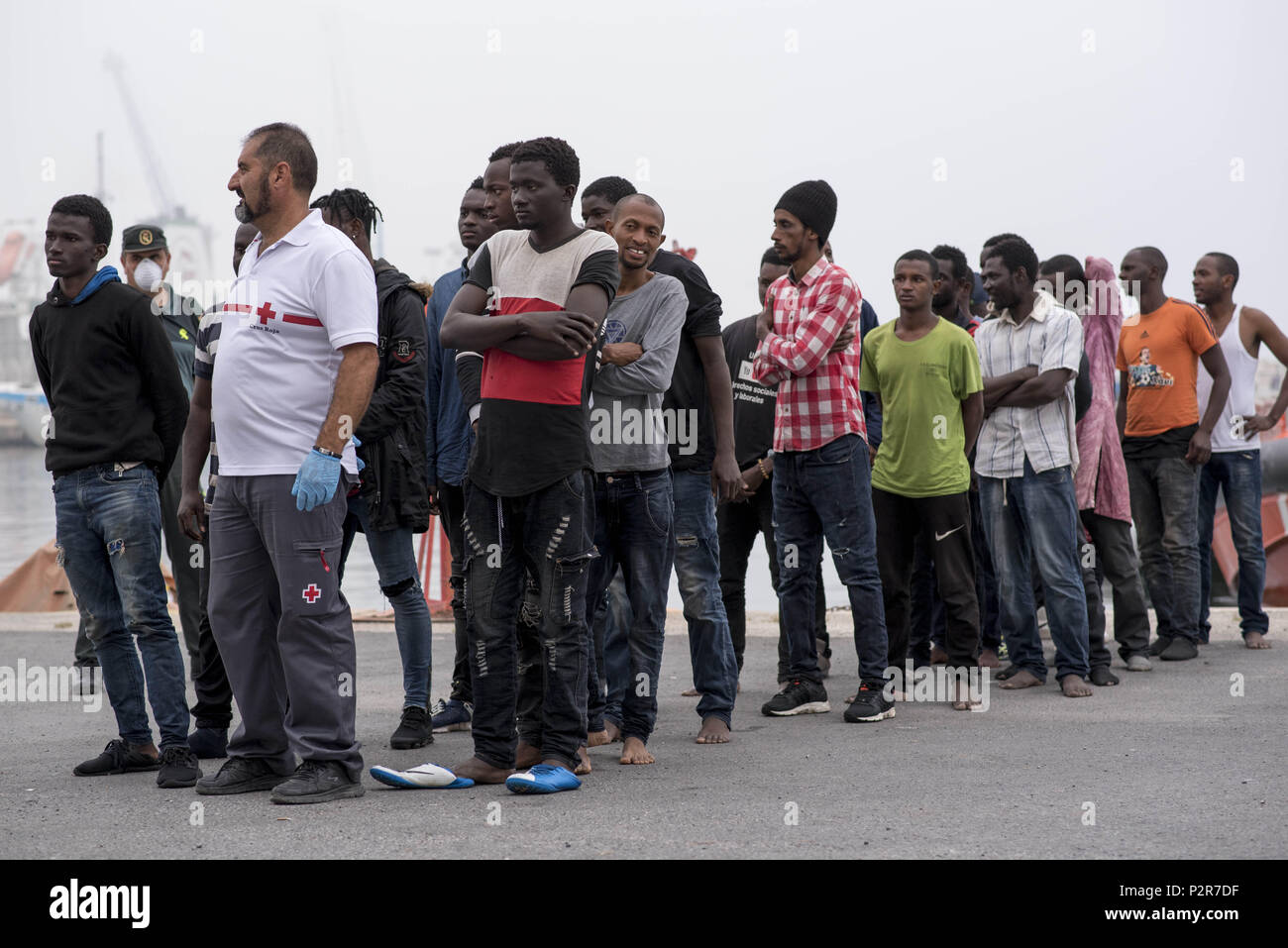 Salobreña, Granada, Espagne. 15 Juin, 2018. Les migrants vu l'attente dans la ligne après leur arrivée. 45 hommes et 8 femmes ont été sauvés d'un canot et portées à Motril port. Aujourd'hui 15 juin, la sécurité de Sauvetage Maritime Espagnol ont secouru 211 personnes dans la mer d'Alboran de cinq canots et des personnes de 47 471 également des canots ont été secouru dans El Estrecho, 4 personnes sont mortes. Crédit : Carlos Gil/SOPA Images/ZUMA/Alamy Fil Live News Banque D'Images