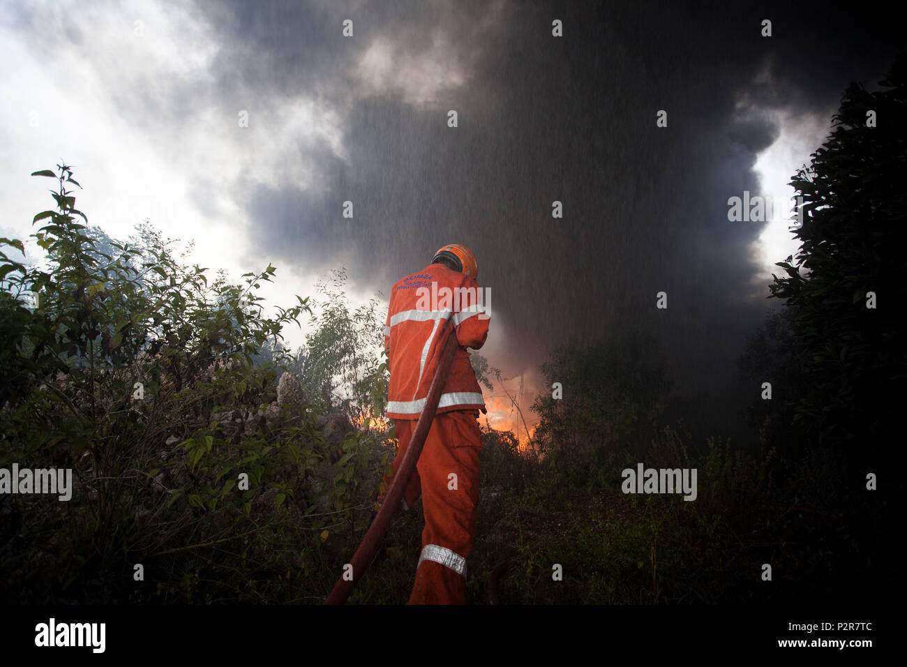 Un pompier se bat pour éteindre l'incendie que raze massive de trois usines à Sungai Petani. L'incendie a éclaté à 1:00 PM et rasé un centre de recyclage en plastique, une usine de traitement de bois et d'un cercueil en usine. Les pompiers ont été un moment difficile à maîtriser le feu en raison de l'état du vent et des produits inflammables. Banque D'Images