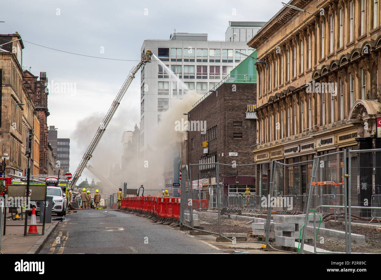 Le feu a ravagé la Glasgow School of Art pour une deuxième fois le 15 juin 2018. Le lendemain matin, les pompiers étaient encore l'extinction de l'incendie qui s'est étendue à la salle de concerts O2 Academy et le Campus de nuit. Banque D'Images