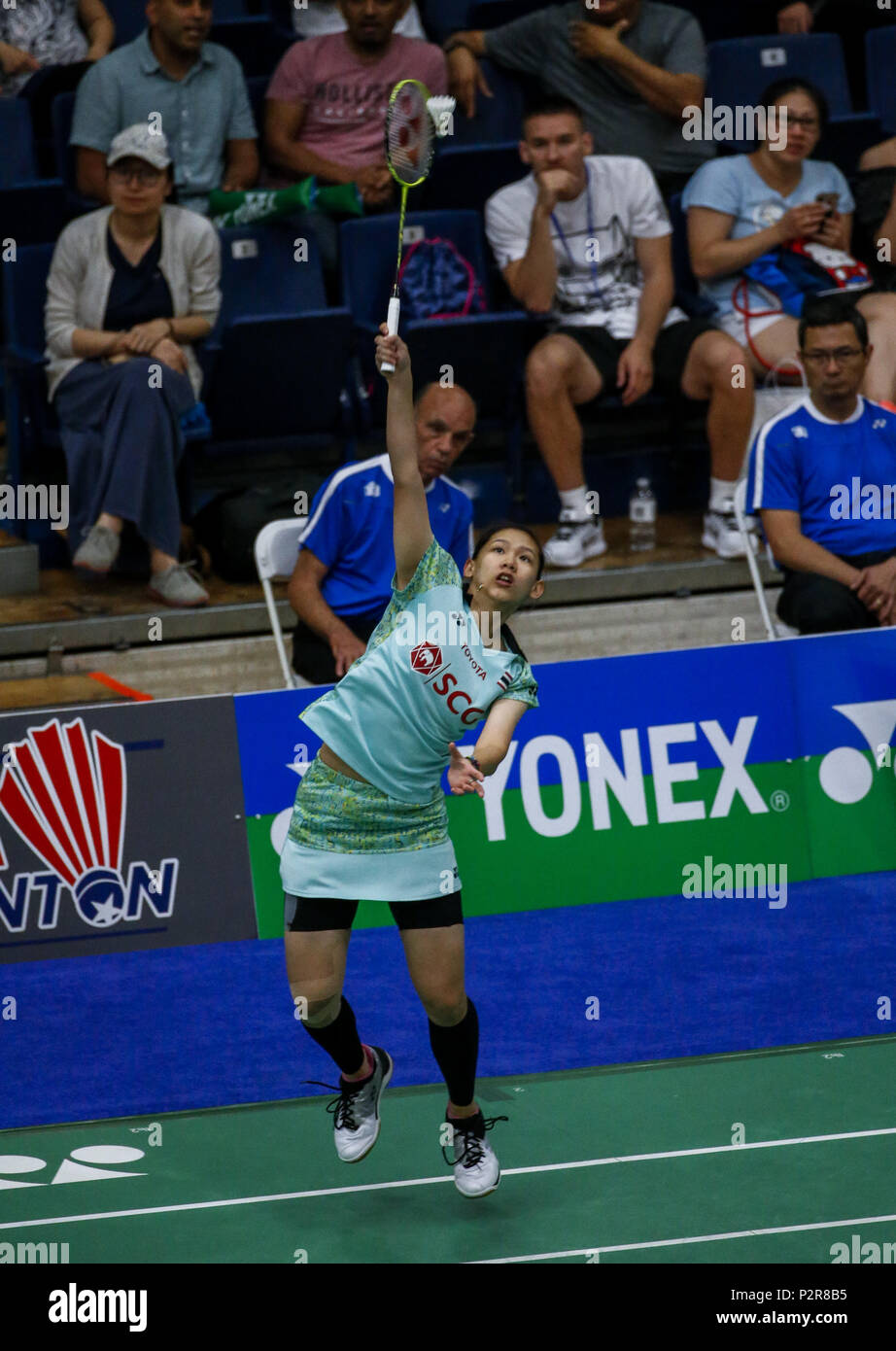 Los Angeles, Californie, USA. 15 Juin, 2018. Pornpawee Chochuwong de Thaïlande, renvoie un shot à Bwiwen Zhang de USA au cours de la féministe des célibataires trimestre dernier match à l'US Open de Badminton à Fullerton, Californie le 15 juin 2018. Ringo : crédit Chiu/ZUMA/Alamy Fil Live News Banque D'Images