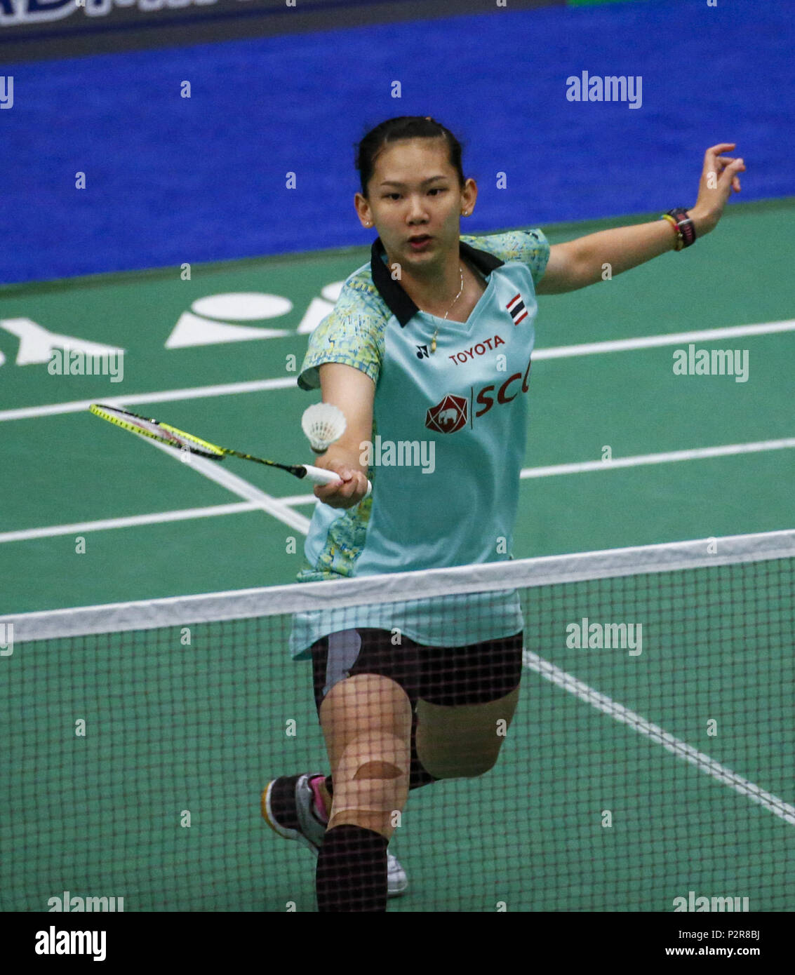 Los Angeles, Californie, USA. 15 Juin, 2018. Pornpawee Chochuwong de Thaïlande, renvoie un shot à Bwiwen Zhang de USA au cours de la féministe des célibataires trimestre dernier match à l'US Open de Badminton à Fullerton, Californie le 15 juin 2018. Ringo : crédit Chiu/ZUMA/Alamy Fil Live News Banque D'Images