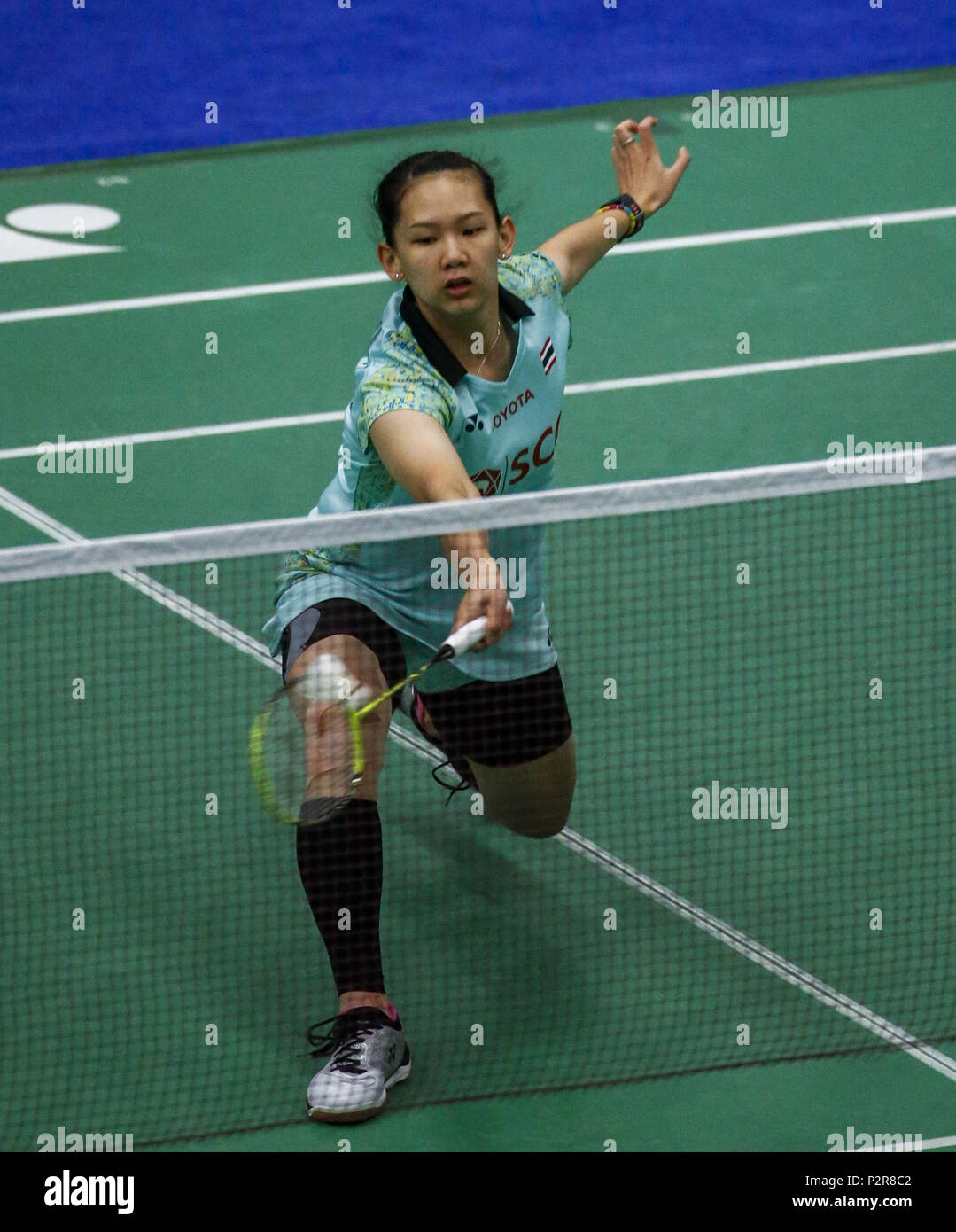 Los Angeles, Californie, USA. 15 Juin, 2018. Pornpawee Chochuwong de Thaïlande, renvoie un shot à Bwiwen Zhang de USA au cours de la féministe des célibataires trimestre dernier match à l'US Open de Badminton à Fullerton, Californie le 15 juin 2018. Ringo : crédit Chiu/ZUMA/Alamy Fil Live News Banque D'Images