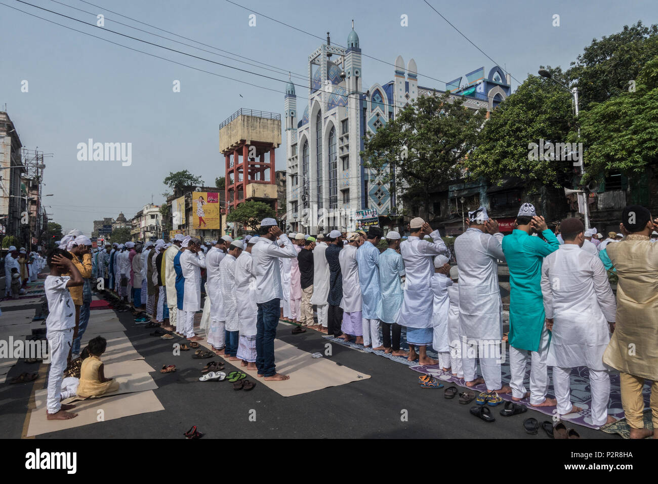 Kolkata, Inde. 16 Juin, 2018. Les musulmans indiens offrent l'Eid al-Fitr prières à Kolkata, Inde, le 16 juin 2018. Credit : Tumpa Mondal/Xinhua/Alamy Live News Banque D'Images