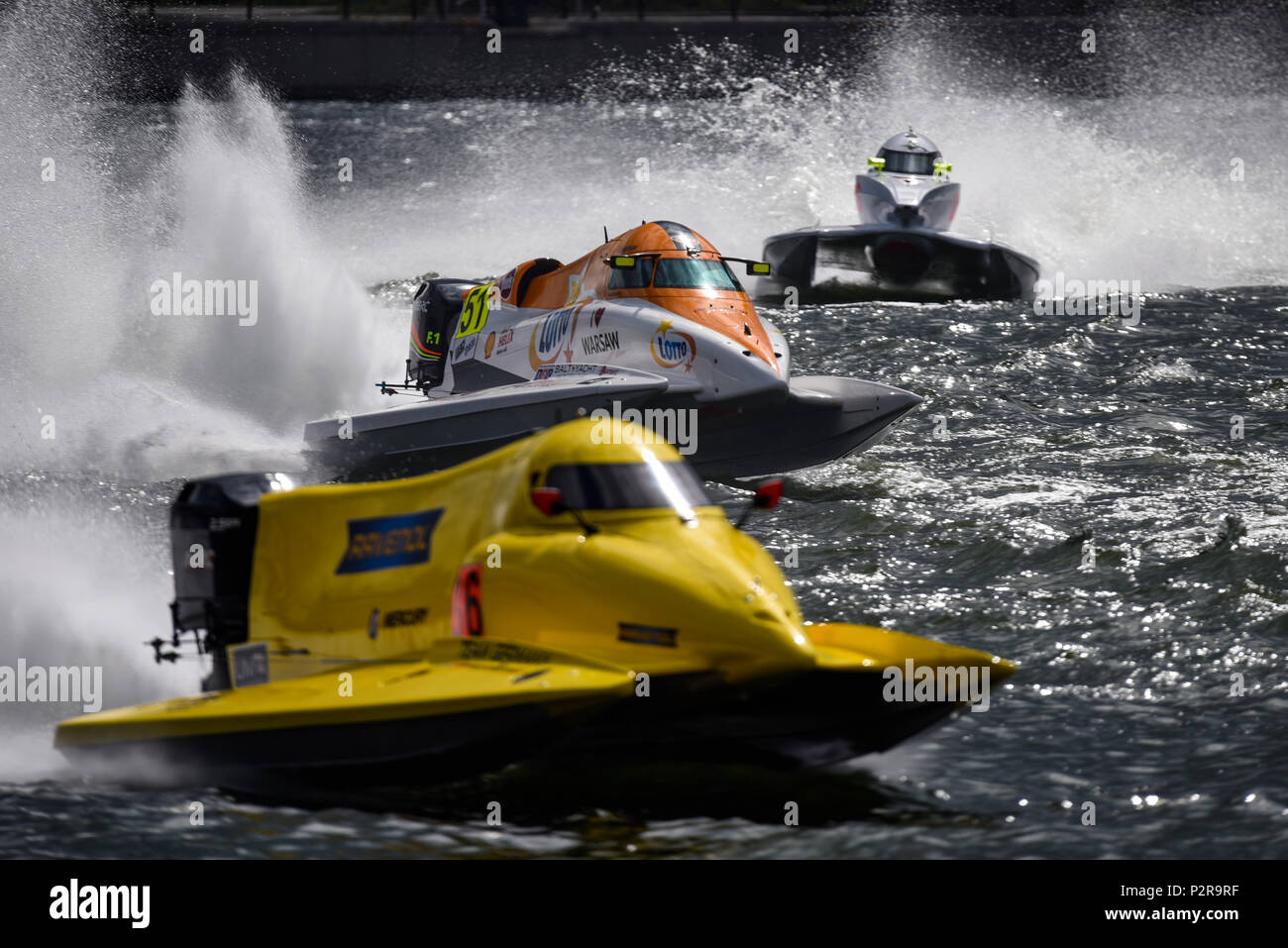 Bartek Marszalek de unis Racing Team (centre) dans la course F1H2O Bateau de Moteur de Formule 1 Grand Prix de Londres au Royal Victoria Dock, Docklands, Newham, London, UK Banque D'Images