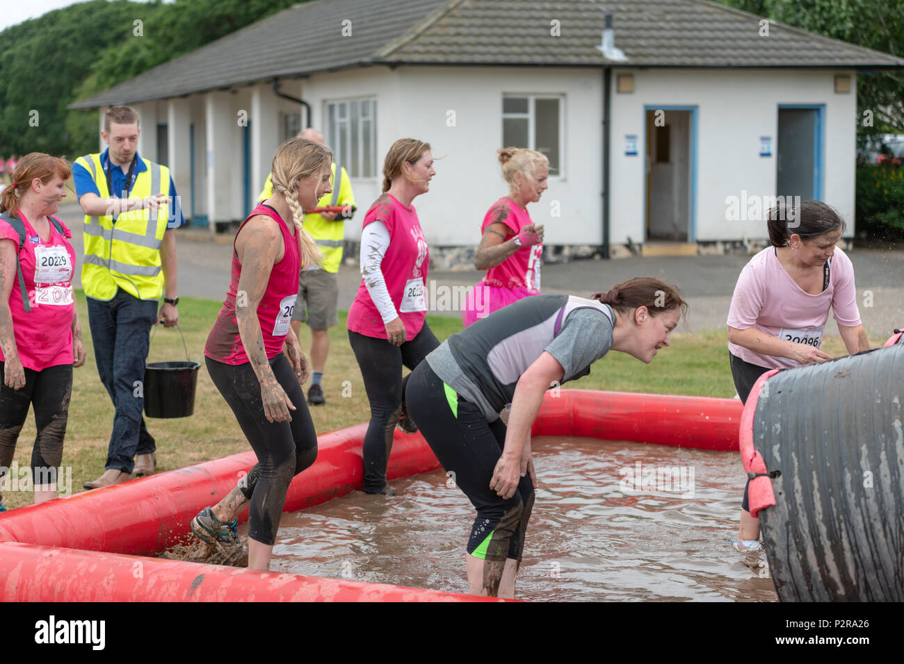 Poole, UK. 16 Juin, 2018. Les femmes de tous âges prennent part à la course pour la vie Jolie malpropre charité boueux fonctionner à Popularité des chaussures élégantes à Poole, dans le Dorset, UK. Thomas crédit Faull/Alamy Live News. Banque D'Images