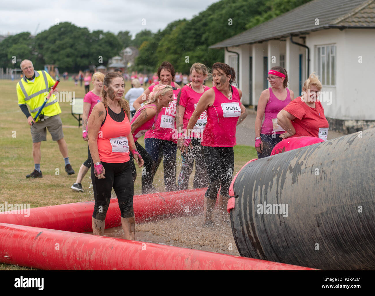 Poole, UK. 16 Juin, 2018. Les femmes de tous âges prennent part à la course pour la vie Jolie malpropre charité boueux fonctionner à Popularité des chaussures élégantes à Poole, dans le Dorset, UK. Thomas crédit Faull/Alamy Live News. Banque D'Images