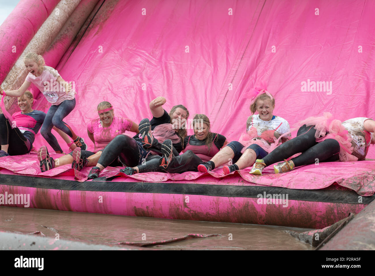 Poole, UK. 16 Juin, 2018. Les femmes de tous âges prennent part à la course pour la vie Jolie malpropre charité boueux fonctionner à Popularité des chaussures élégantes à Poole, dans le Dorset, UK. Thomas crédit Faull/Alamy Live News. Banque D'Images