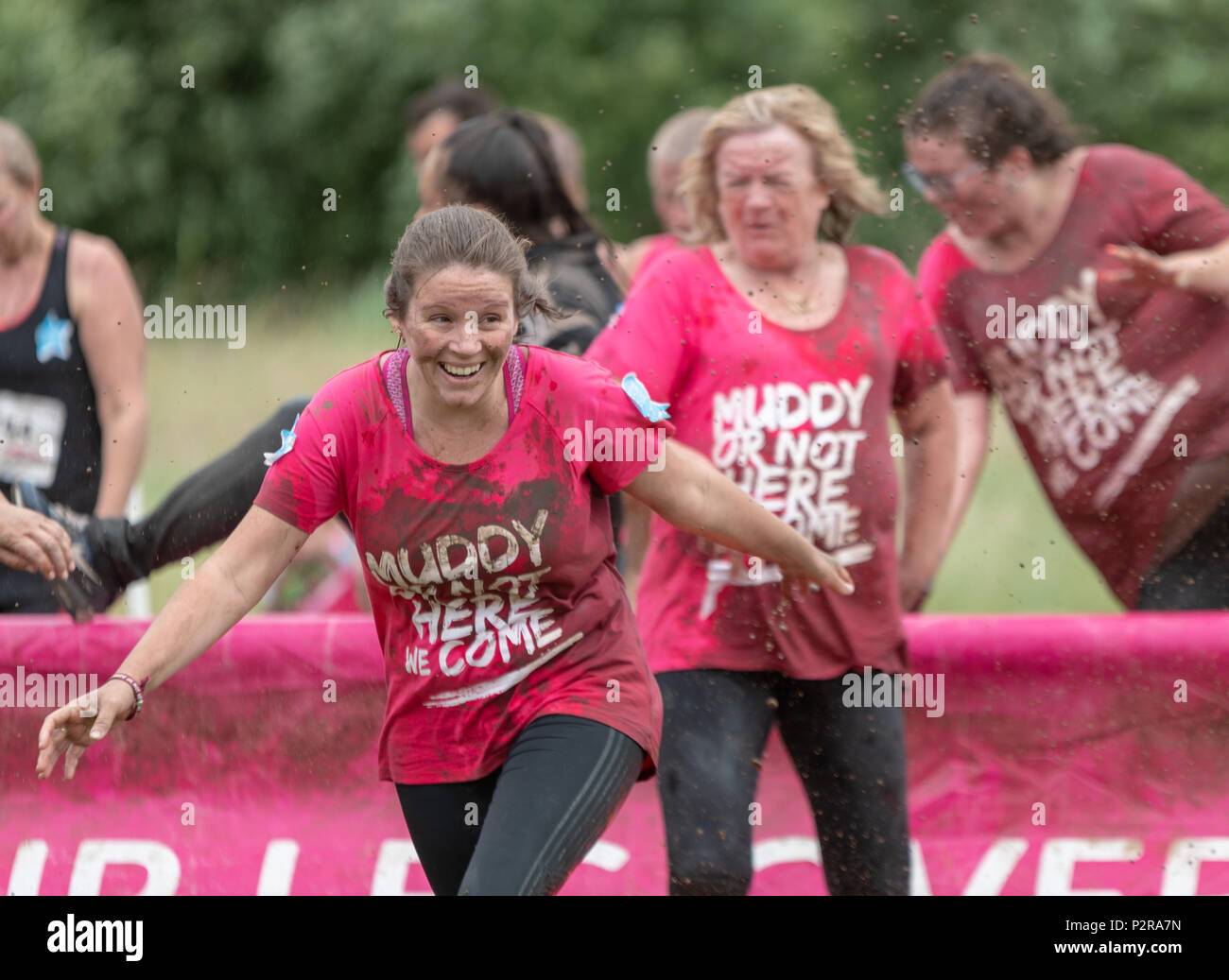 Poole, UK. 16 Juin, 2018. Les femmes de tous âges prennent part à la course pour la vie Jolie malpropre charité boueux fonctionner à Popularité des chaussures élégantes à Poole, dans le Dorset, UK. Thomas crédit Faull/Alamy Live News. Banque D'Images