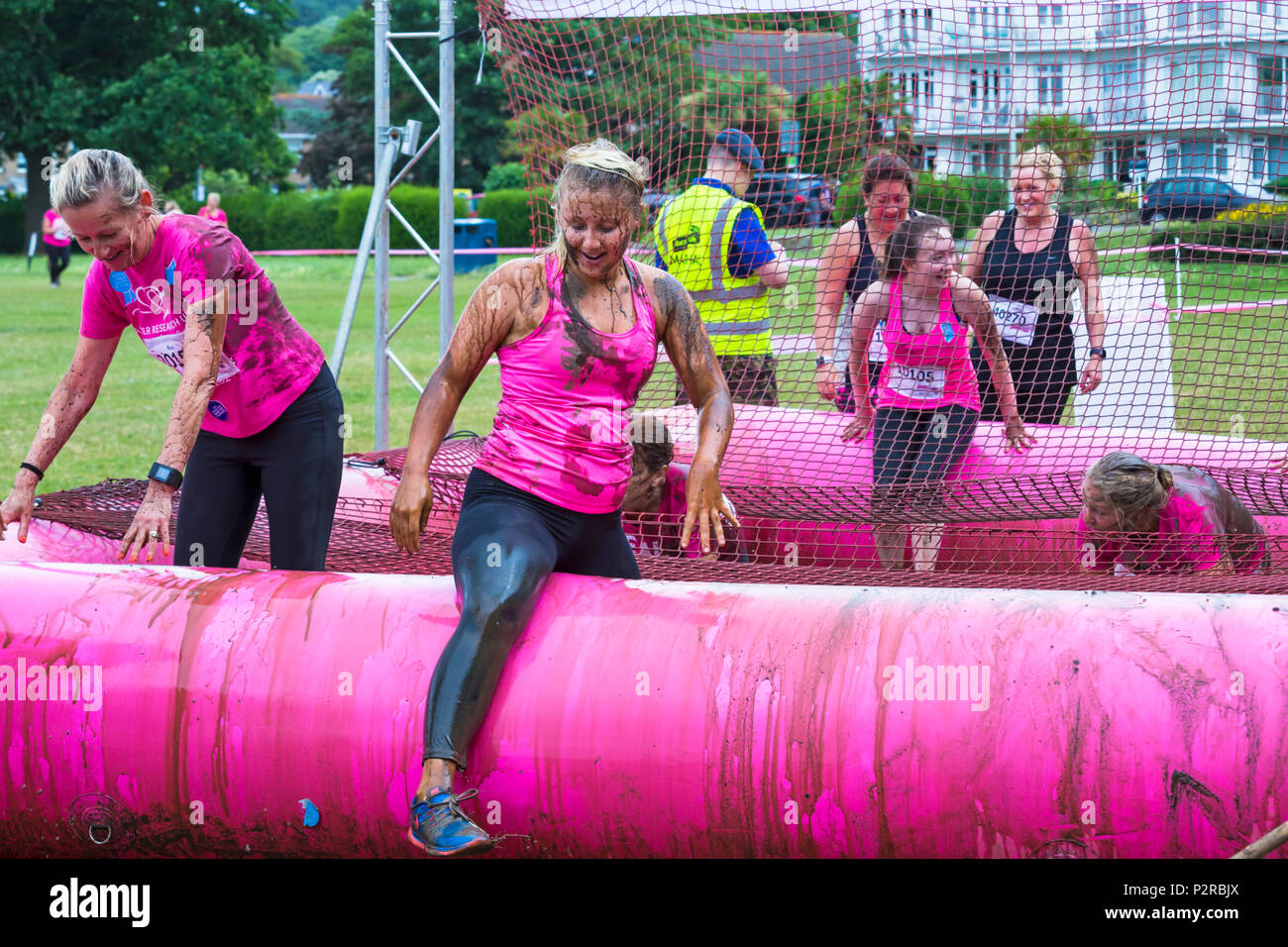 Popularité des chaussures élégantes Park, Poole, Dorset, UK. 16 juin 2018. Des centaines de femmes prennent part à la course pour la vie très boueux pour recueillir des fonds pour le Cancer Research UK sur un parcours de plus de 5km et avoir du plaisir se couvrir de boue. Credit : Carolyn Jenkins/Alamy Live News Banque D'Images