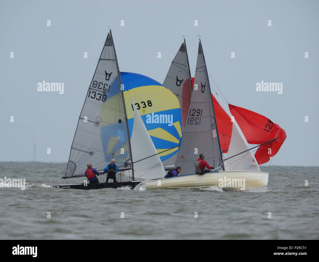 Sheerness, Kent, UK. 16 Juin, 2018. Météo France : une journée chaude de la plupart du temps nuageux, mais avec quelques moments de ciel couvert, Sheerness Kent. Les marins prennent part à un week-end pour la régate de voile classe Osprey canot à l'île de Sheppey Club de voile. Credit : James Bell/Alamy Live News Banque D'Images