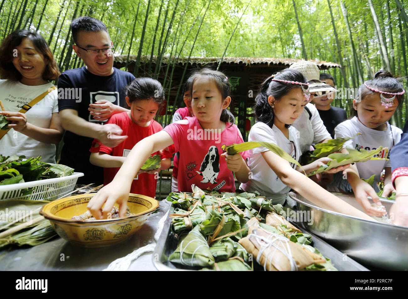 (180616) -- SHANGHAI, 16 juin 2018 (Xinhua) -- Les touristes faire "zongzi", une boulette en forme de pyramide fait de riz gluant enveloppé dans des feuilles de roseau ou de bambou, lors d'un concours en Zhuquan Village de Yinan County, est de la Chine, la province de Shandong, le 16 juin 2018. (Xinhua/Wang Yanbing)(mcg) Banque D'Images