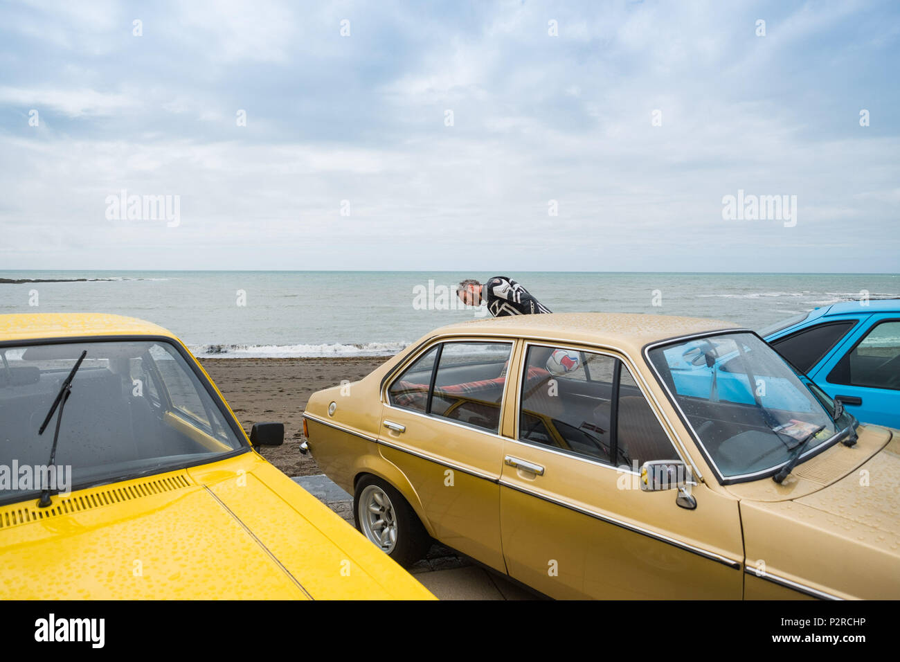 Pays de Galles Aberystwyth UK Samedi 16 Juin 2018 personnes sur la promenade à Aberystwyth admirer une exposition de voitures classiques et sport emblématique, dans un événement de bienfaisance organisée par la branche locale du Rotary Club. Photo © Keith Morris / Alamy Live News Banque D'Images