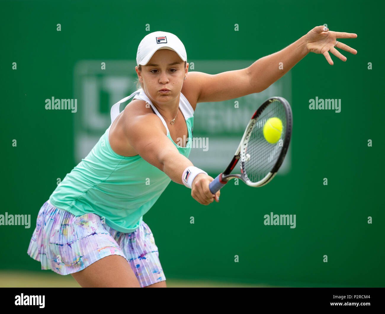 Centre de tennis de Nottingham, Nottingham, Royaume-Uni. 16 Juin, 2018. La Nature Valley Open de tennis ; Ashleigh Barty (AUS) frappe un revers sur son chemin vers la victoire dans la demi-finale contre Naomi Osaka (JPN) par deux séries d'aimer : Action Crédit Plus Sport/Alamy Live News Banque D'Images