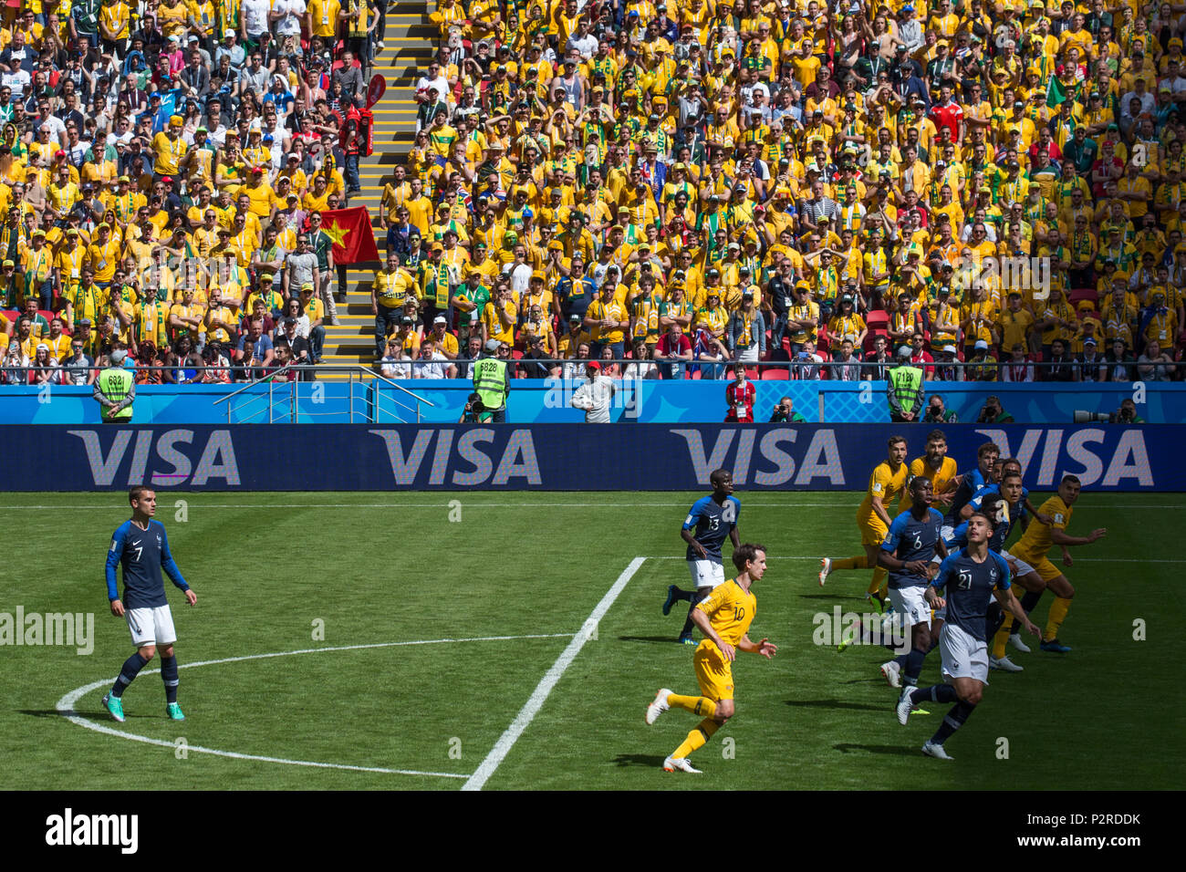 Kazan, Russie. 20Th Oct, 2018. La France et l'Australie, l'équipe de football joueurs pendant un coup franc lors de leur premier match de la Russie Coupe du Monde 2018 à Kazan. Crédit : Stephen Lioy/Alamy Live News Banque D'Images